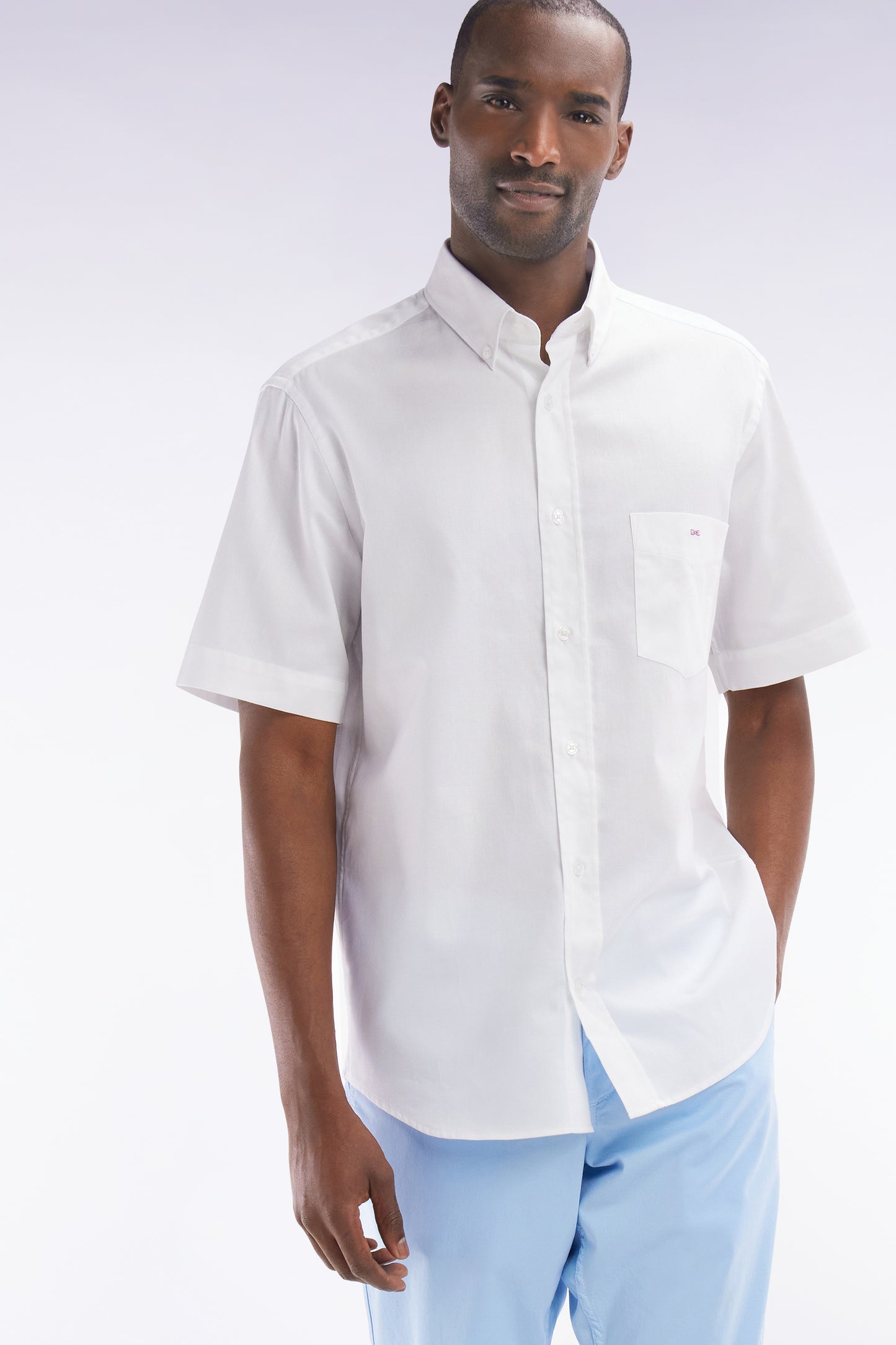 Straight white cotton short-sleeved shirt