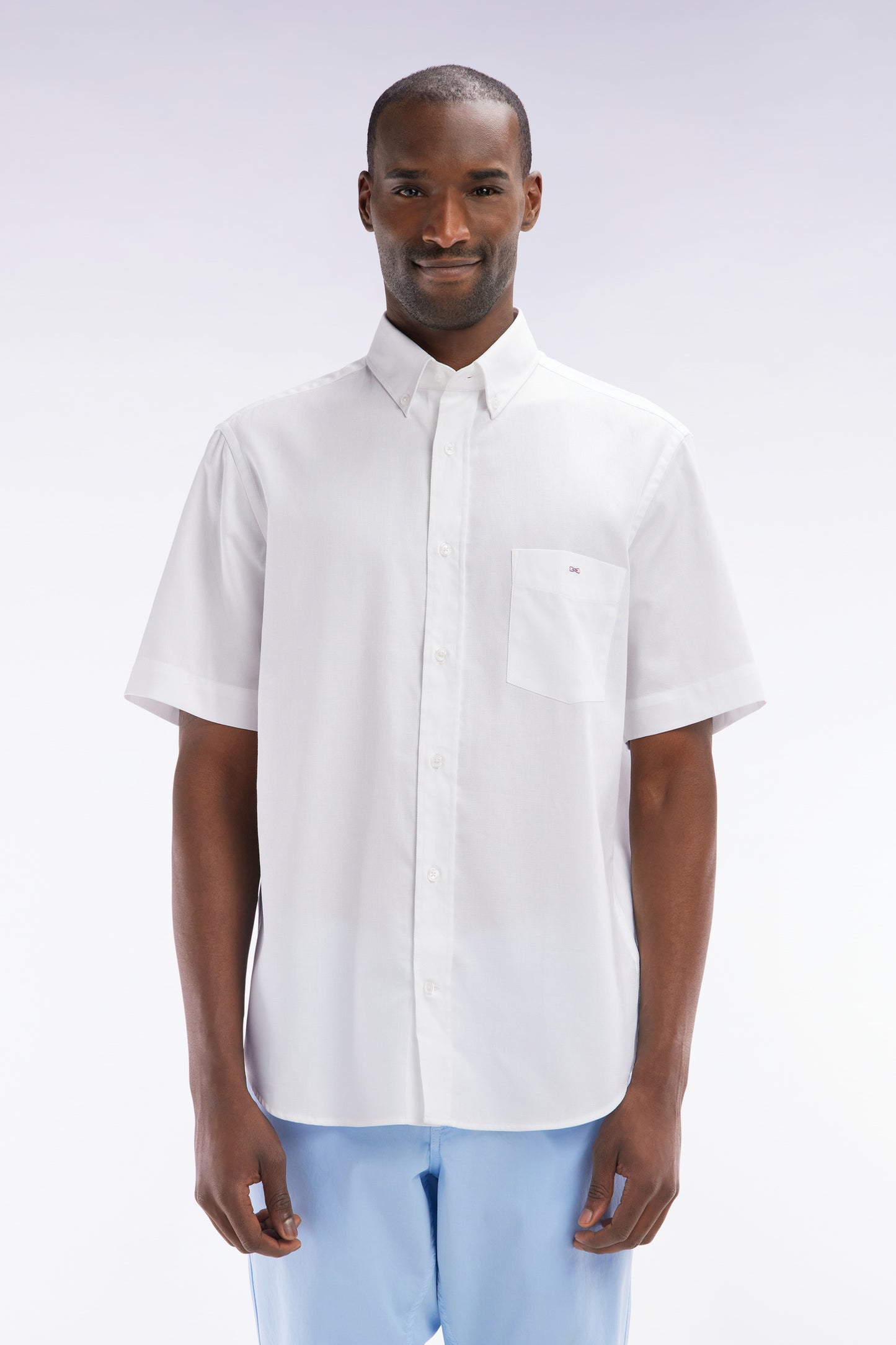 Straight white cotton short-sleeved shirt