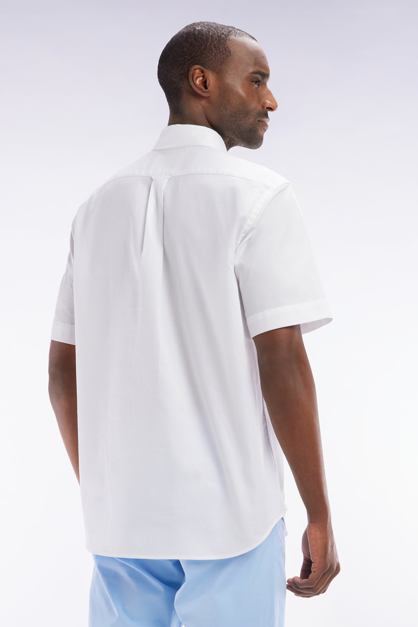 Straight white cotton short-sleeved shirt
