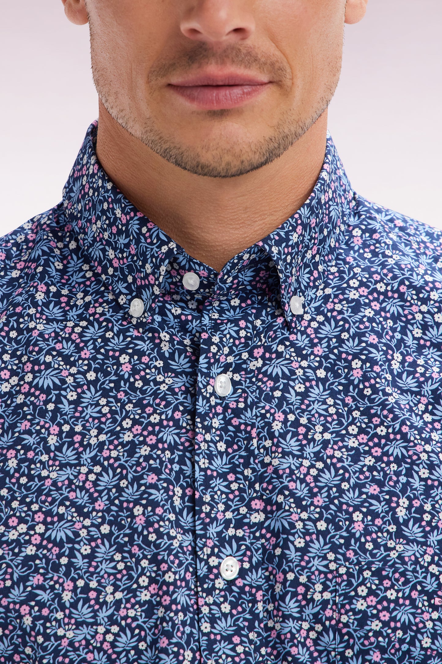 Straight short-sleeved navy shirt in cotton micro flowers print