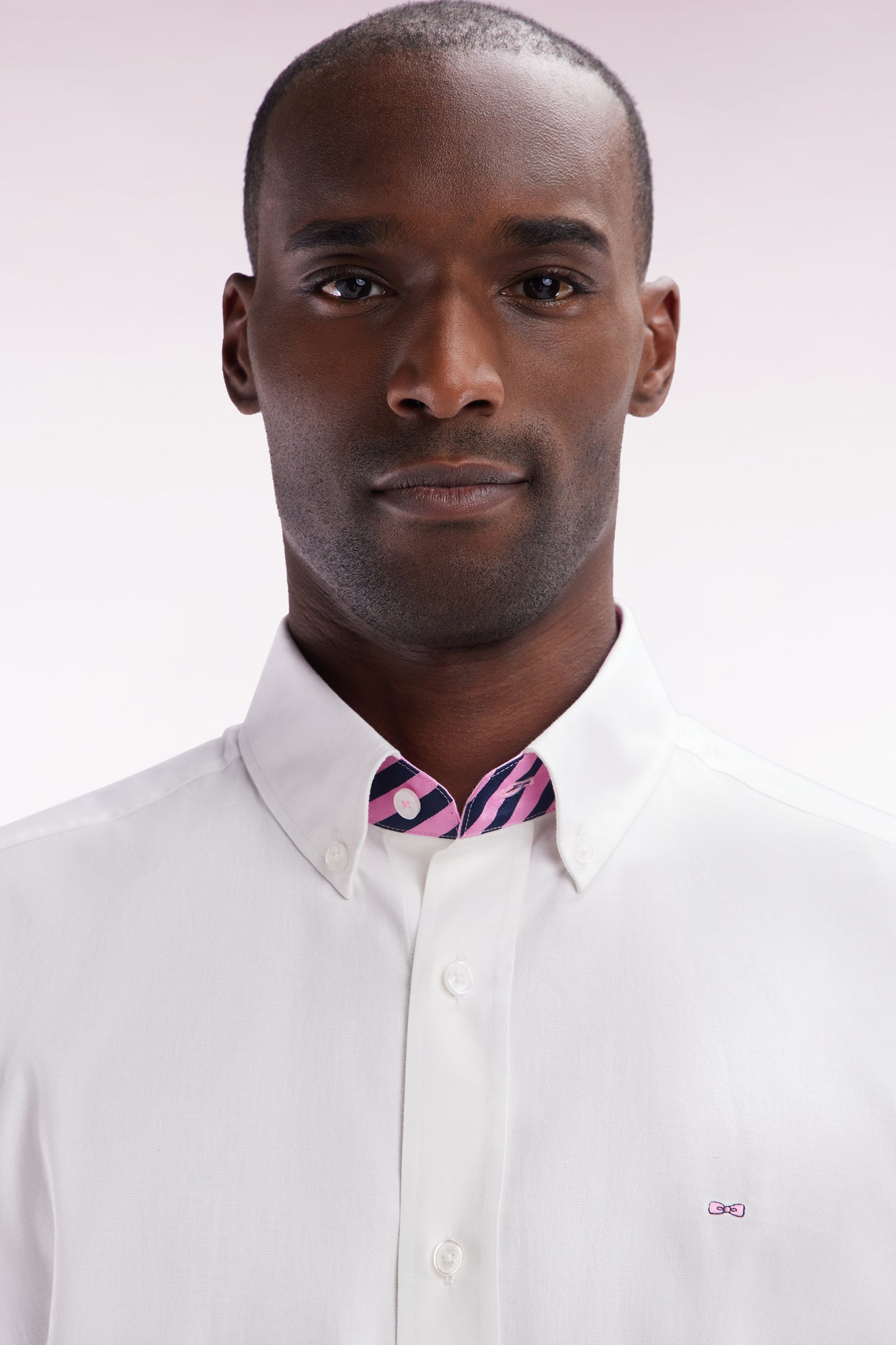 Straight short-sleeved white shirt in cotton with pink back embroidery