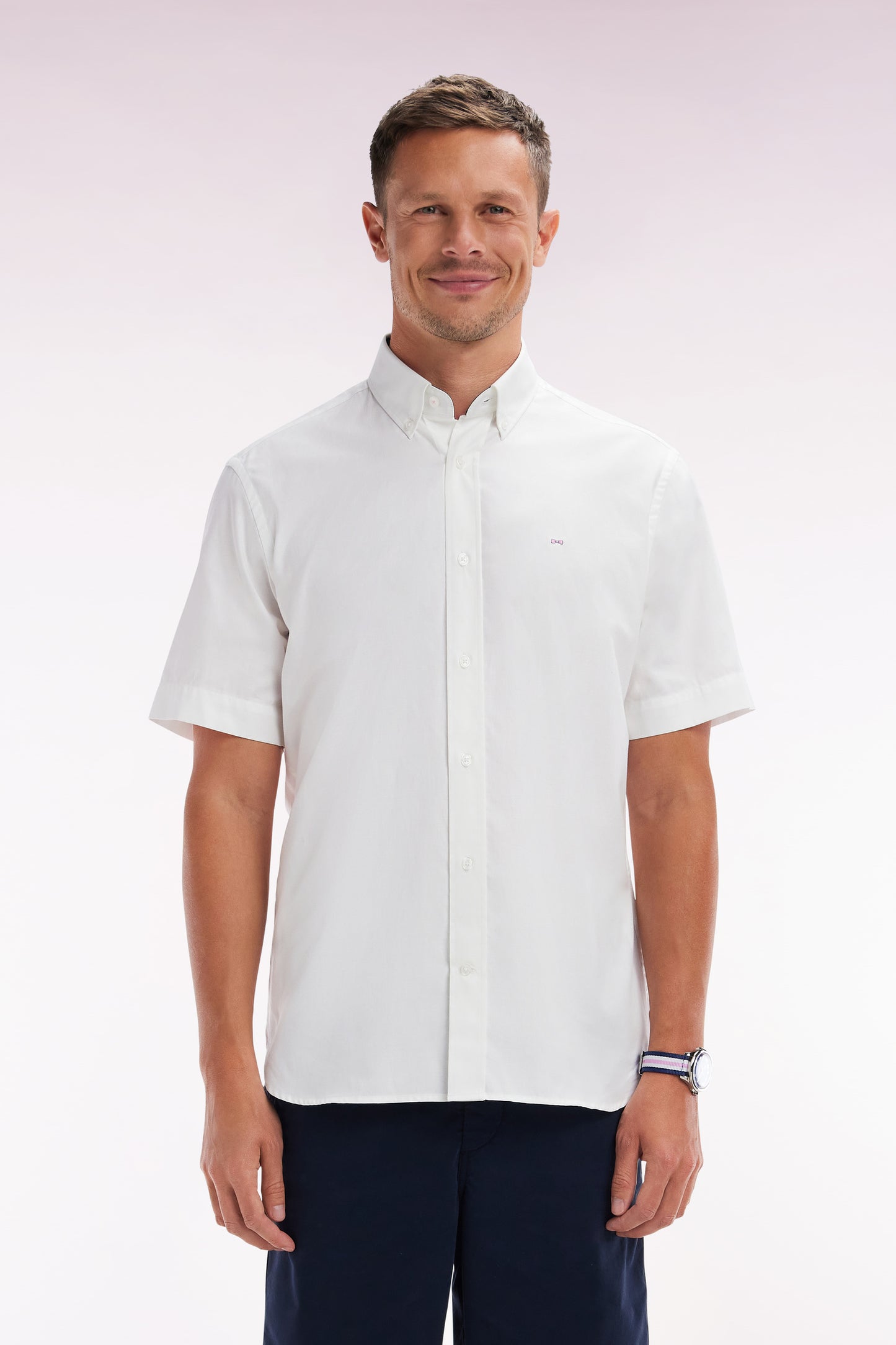 Straight short-sleeved white shirt in cotton poplin with pink rimmed back embroidery