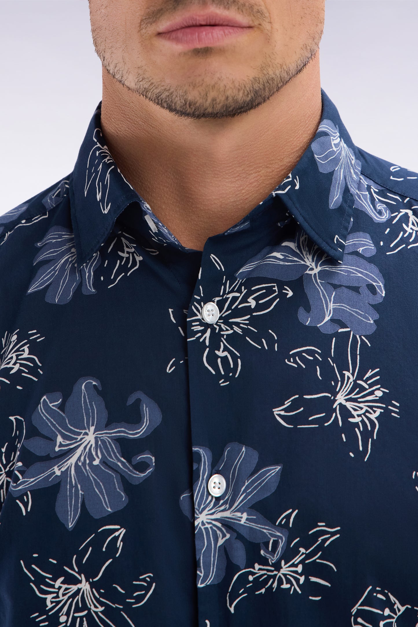 Slim-fit short-sleeved navy cotton shirt with floral print