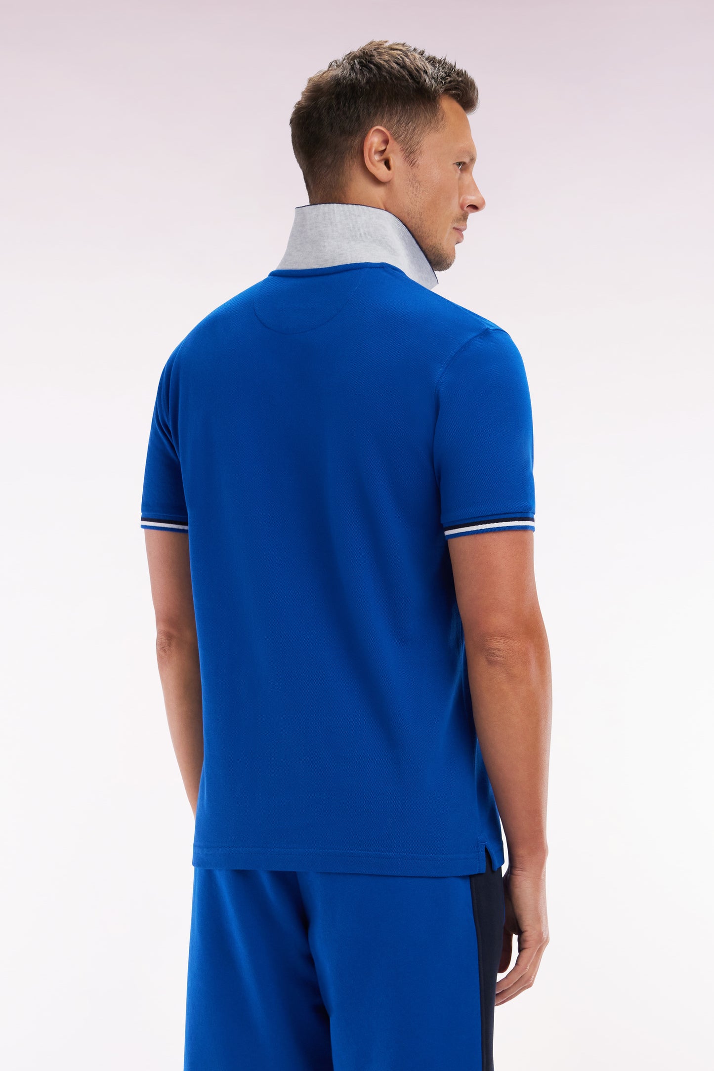 Straight-fit short-sleeved polo shirt in blue cotton with contrasting collar