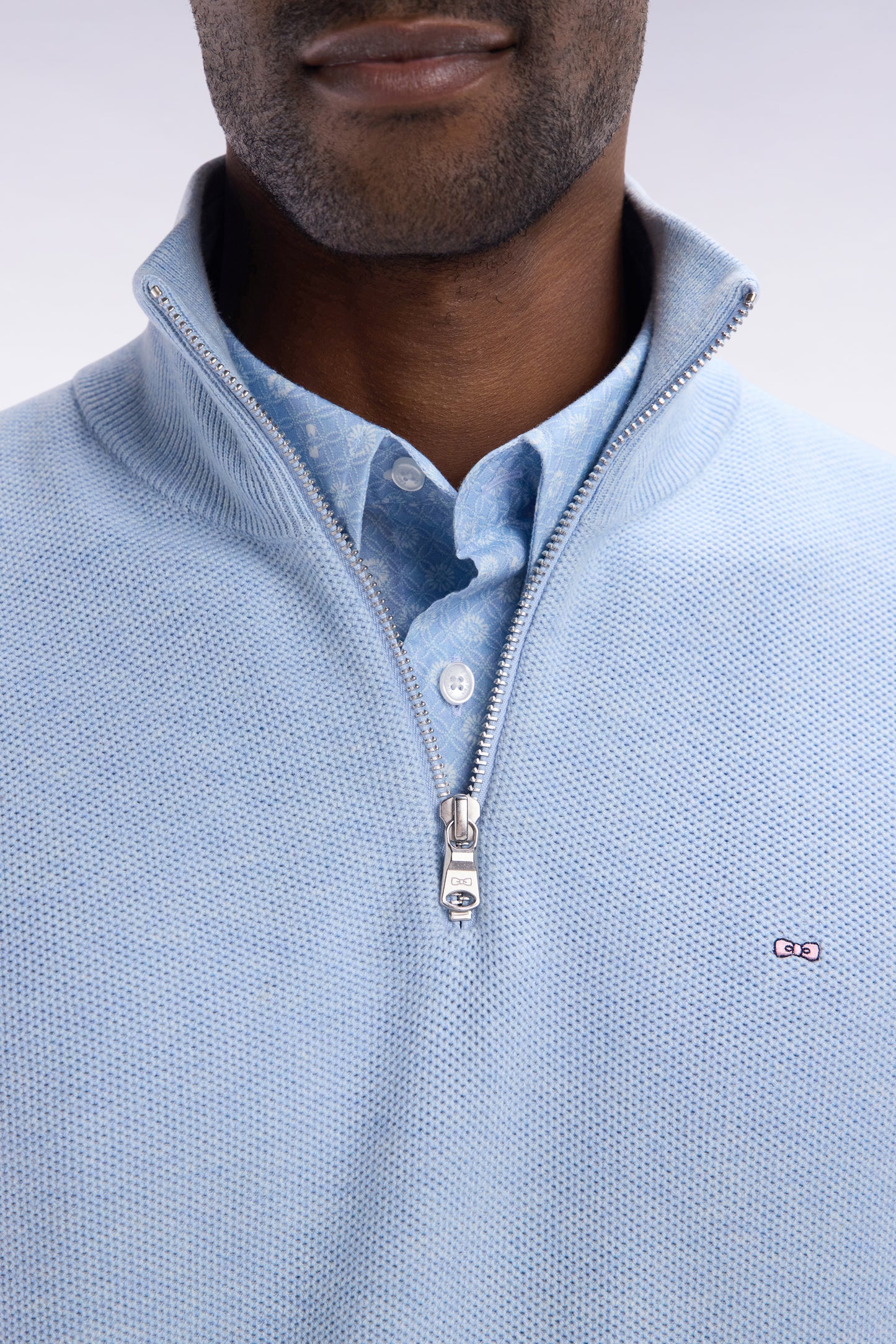 Straight-fit sky blue honeycomb cotton trucker collar jumper