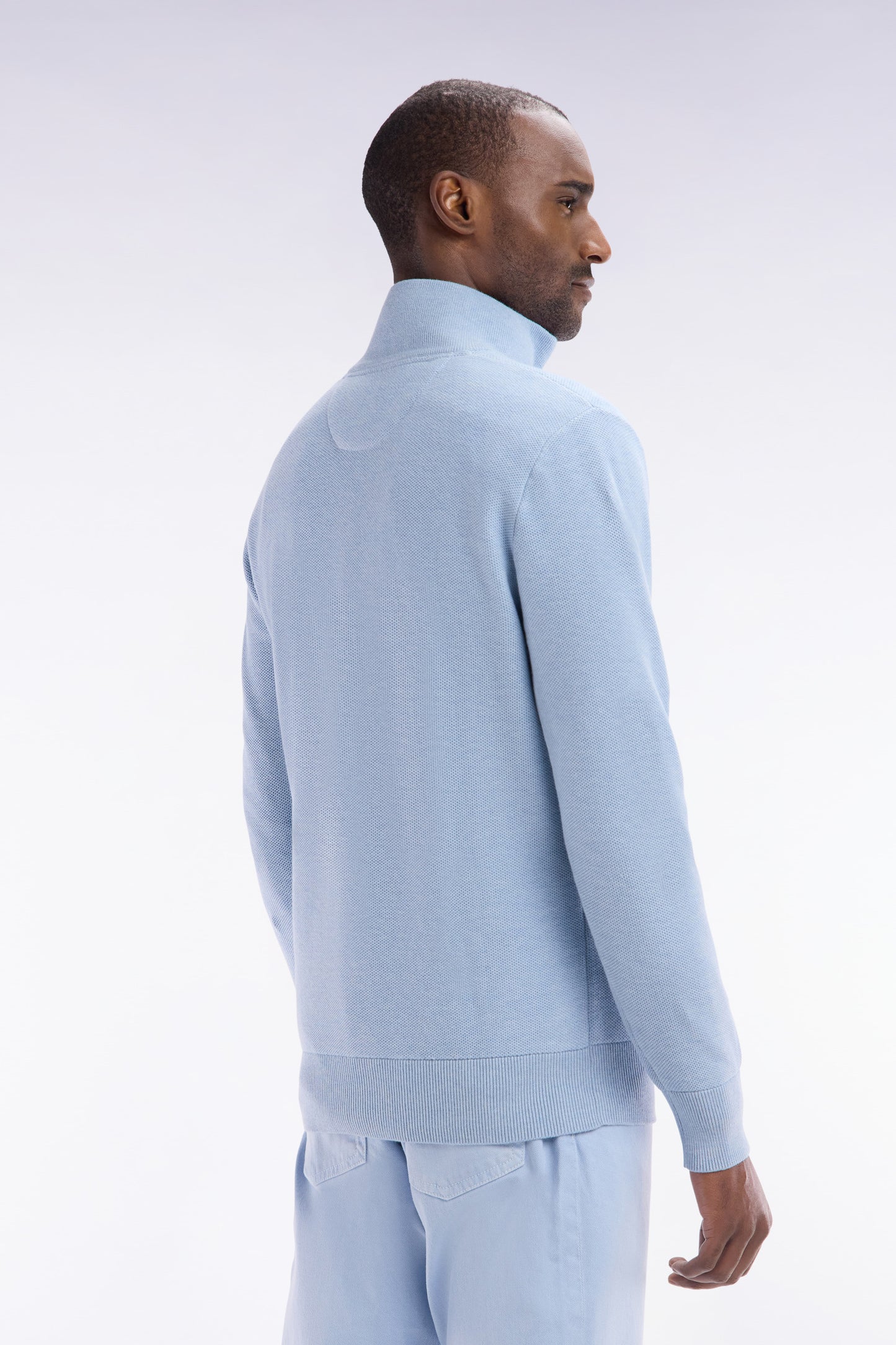 Straight-fit sky blue honeycomb cotton trucker collar jumper