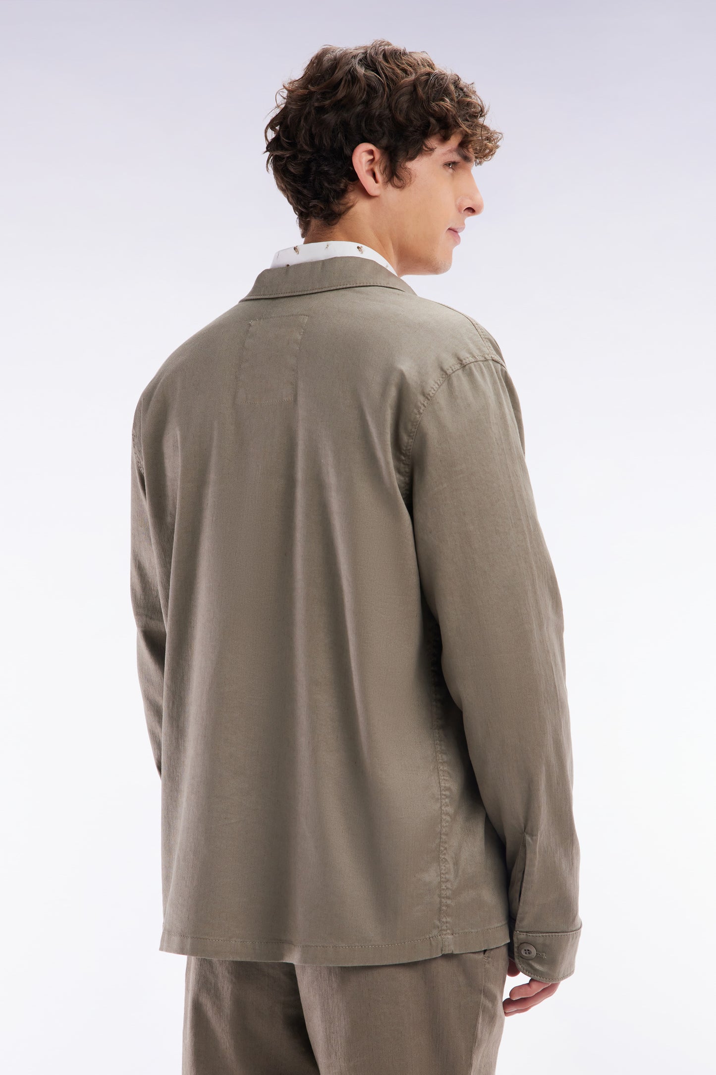 Overshirt with patch pockets in sand stretch linen and cotton