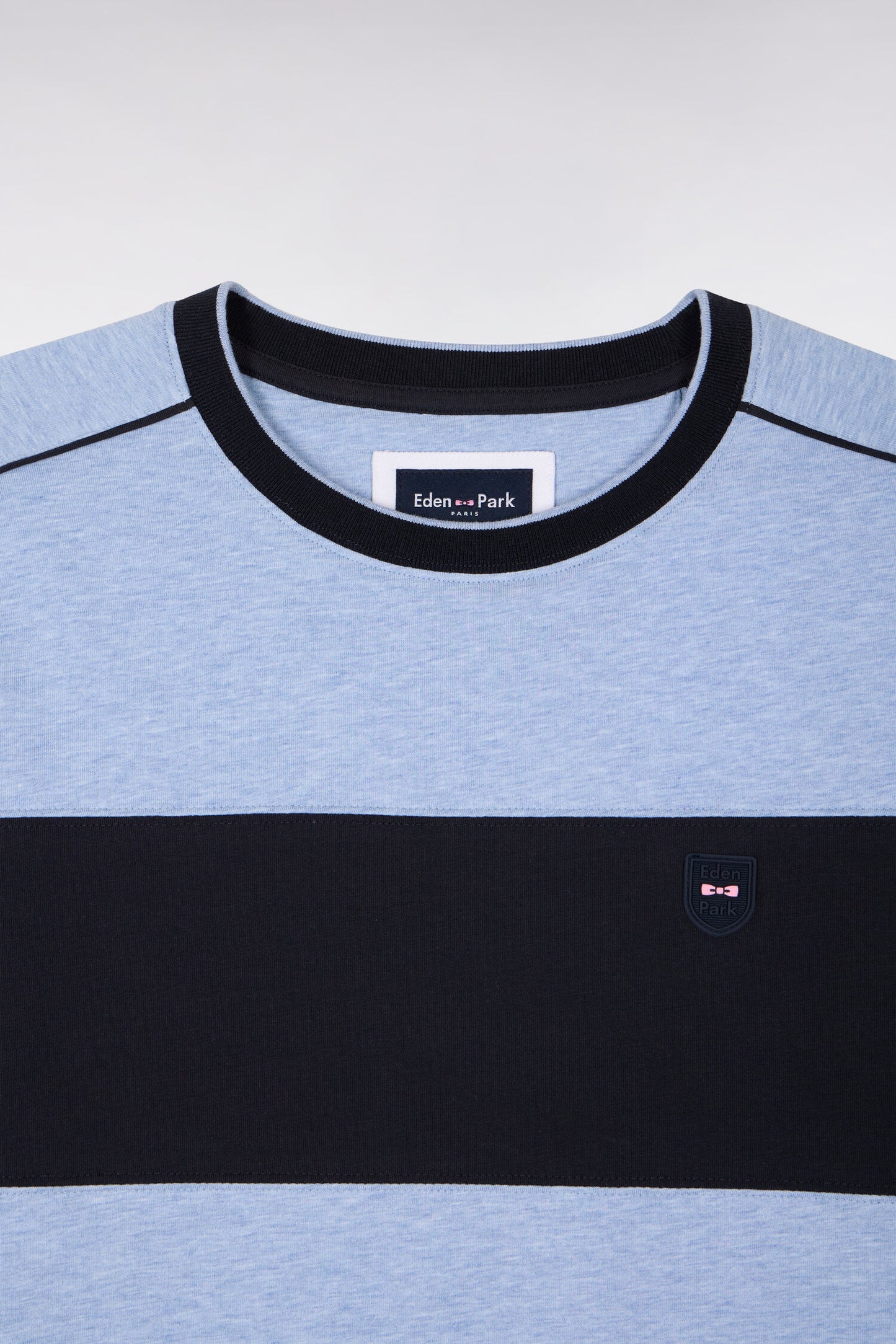 T-shirt à manches courtes en coton stretch bleu ciel à découpes coupe slim