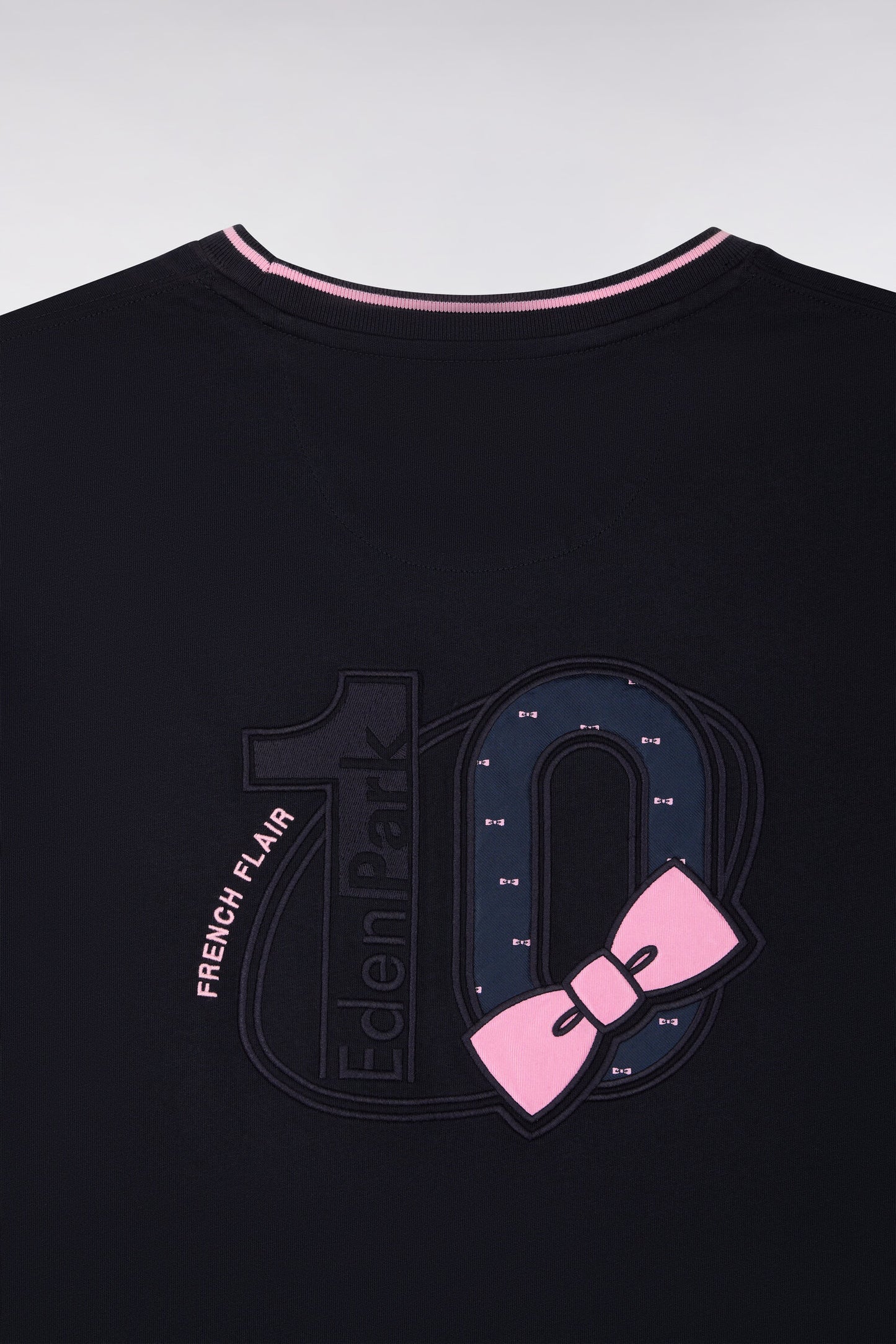 Short-sleeved navy cotton t-shirt with pink sleeves, regular fit