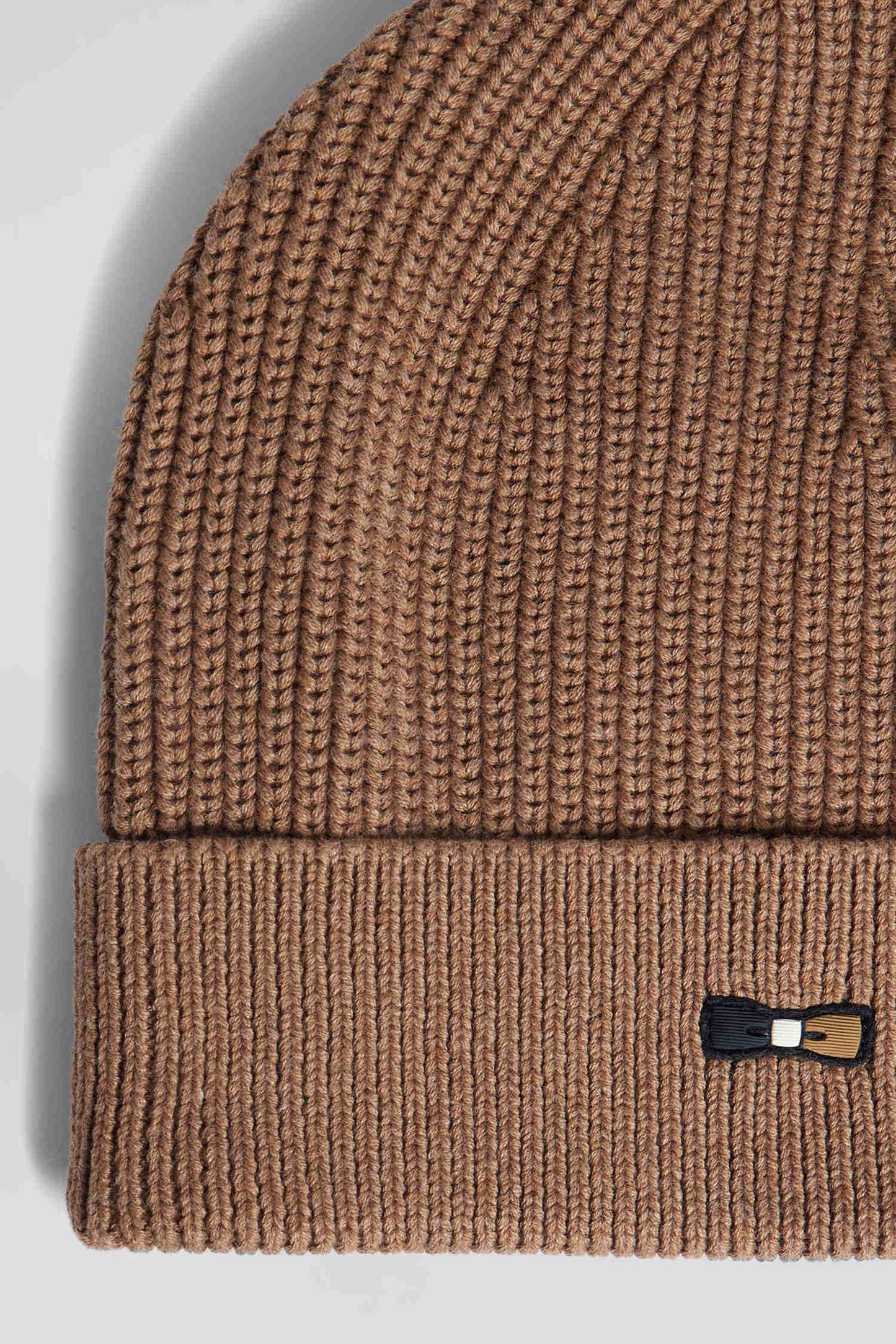 Knitted hat in hazelnut cotton with tricolored details