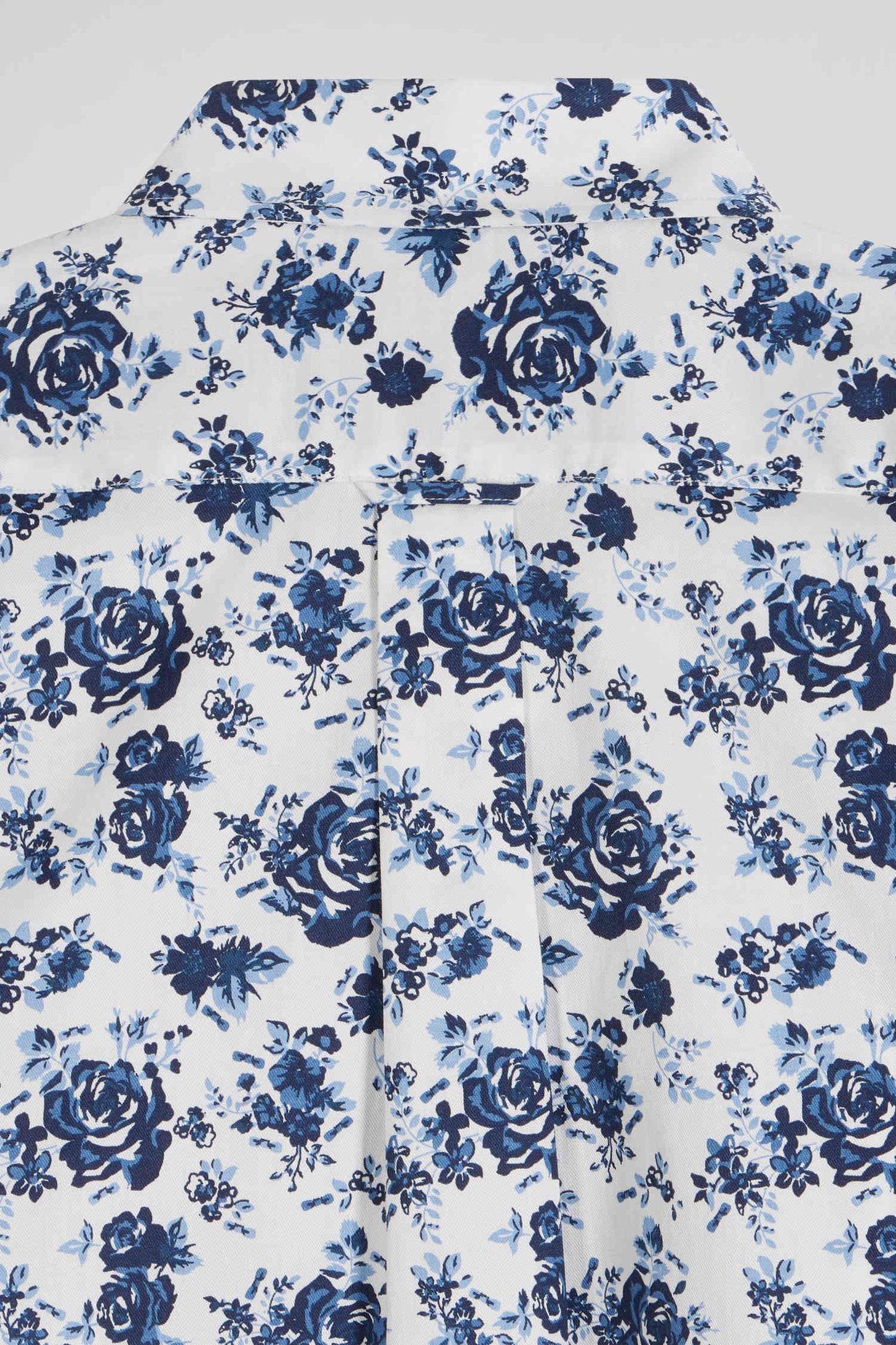Regular white cotton twill shirt with blue floral print