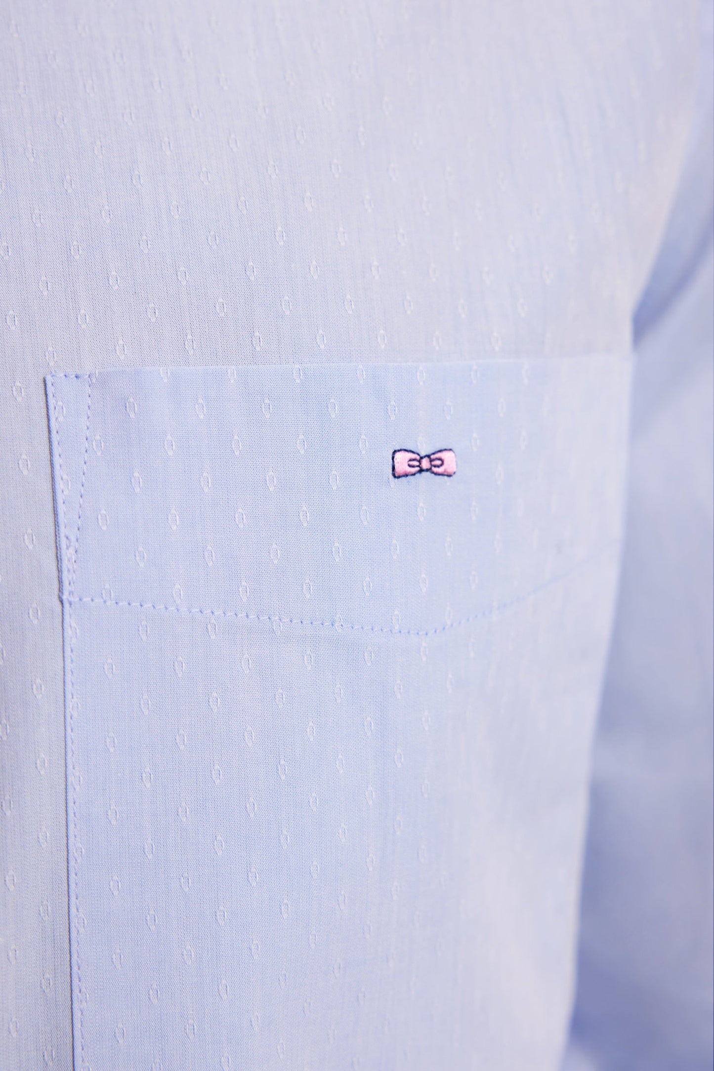 Chemise en coton ciel à micro-motifs jacquard coupe droite