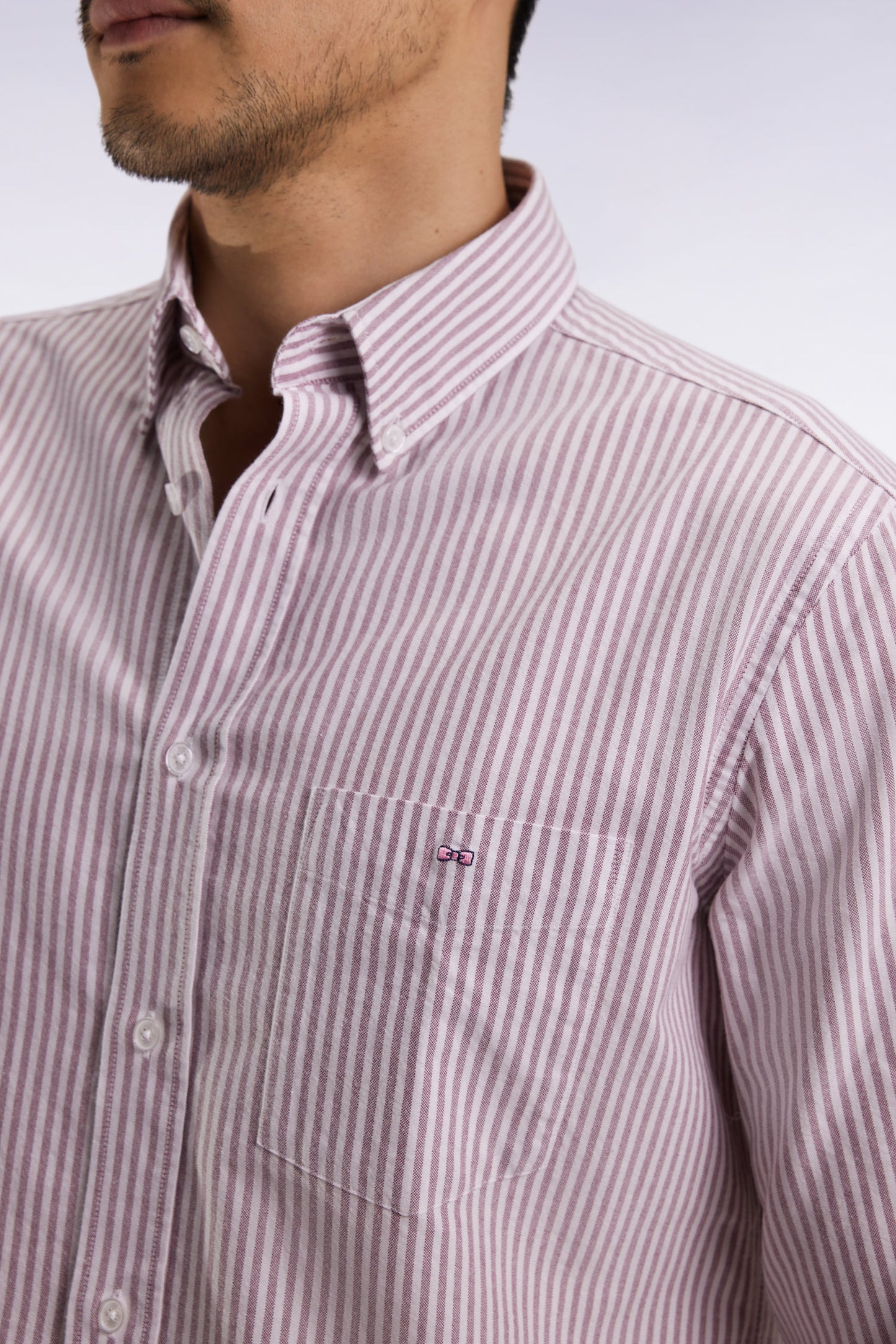 Chemise en popeline de coton rayée bordeaux coupe droite