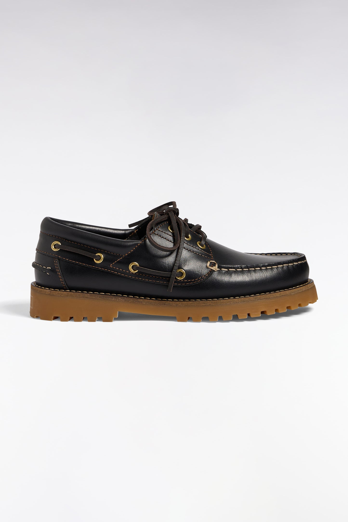Boat shoes in smooth black leather with beige soles