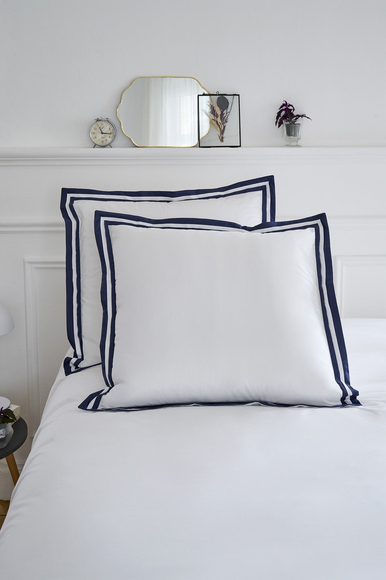Set of square pillowcases in white cotton with navy trim