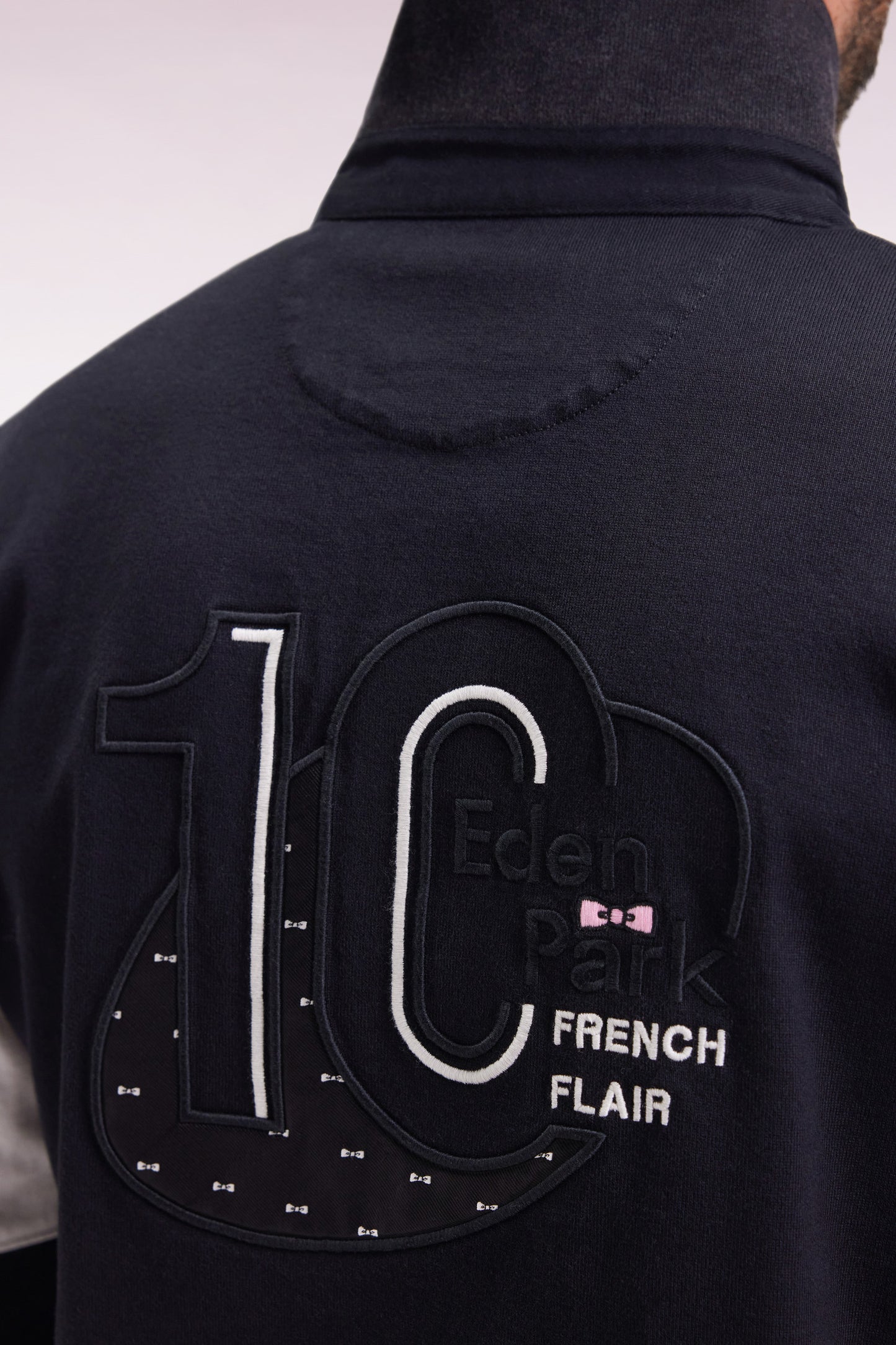 Long-sleeved jersey in thick black jersey with embroidered back, straight cut