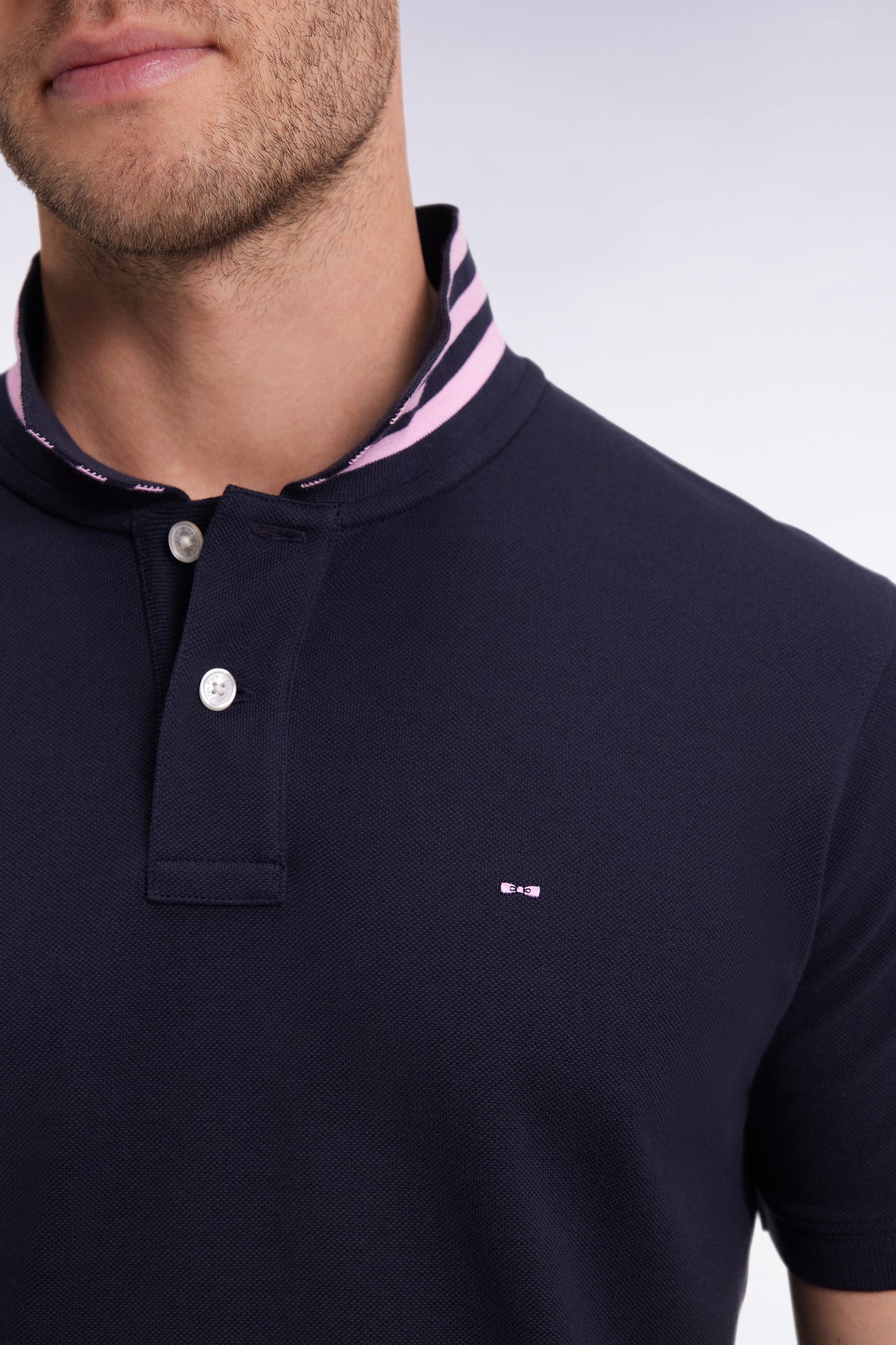 Polo manches courtes en coton Pima marine sous-col rayé coupe droite