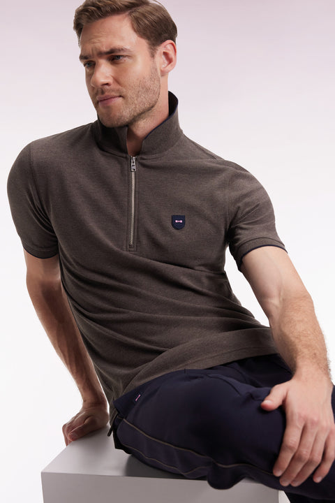 Short-sleeved polo shirt in brown stretch cotton piqué with zip and slim fit - Image 1