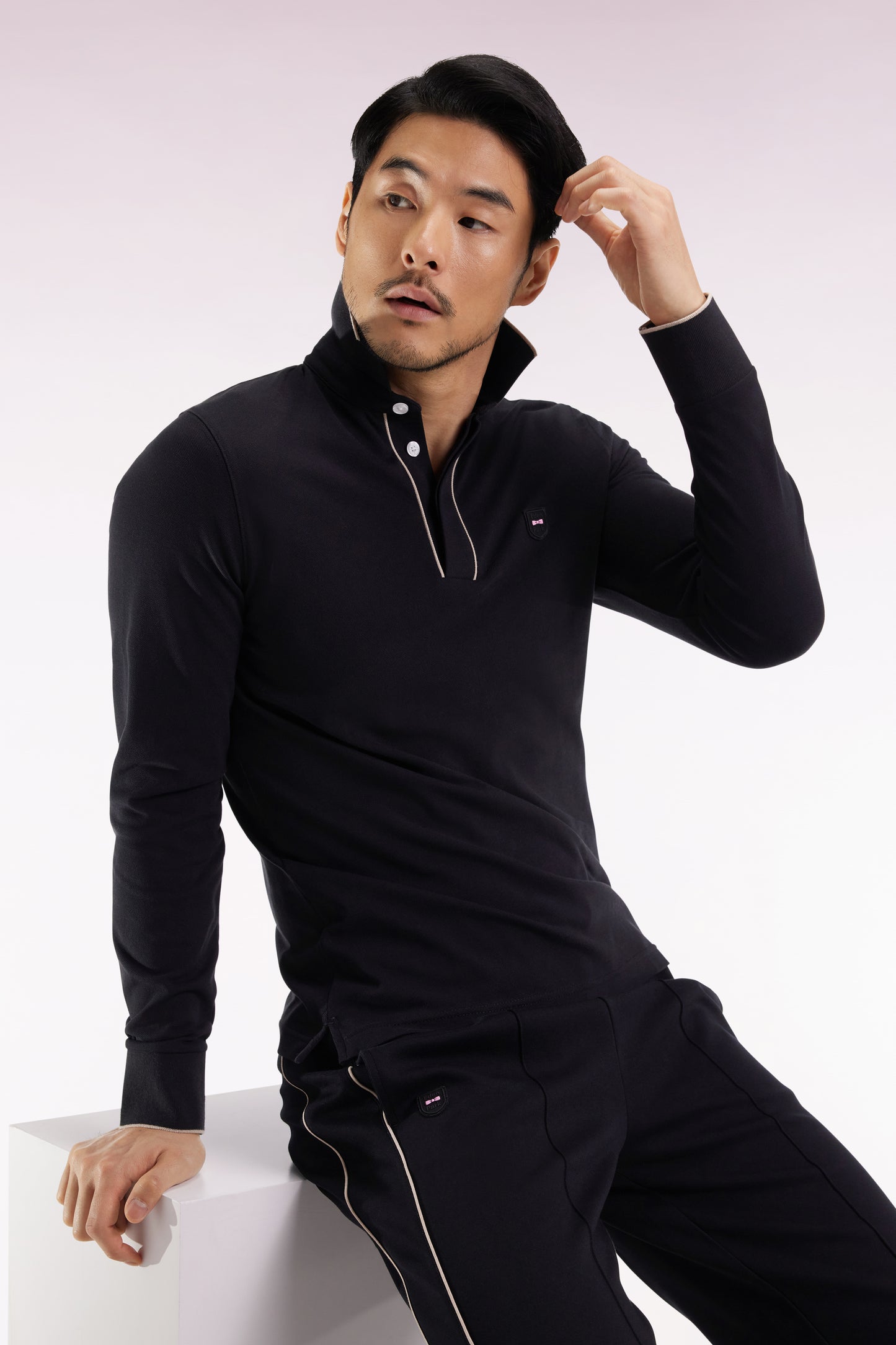 Polo à manches longues en coton stretch noir passepoilé coupe slim
