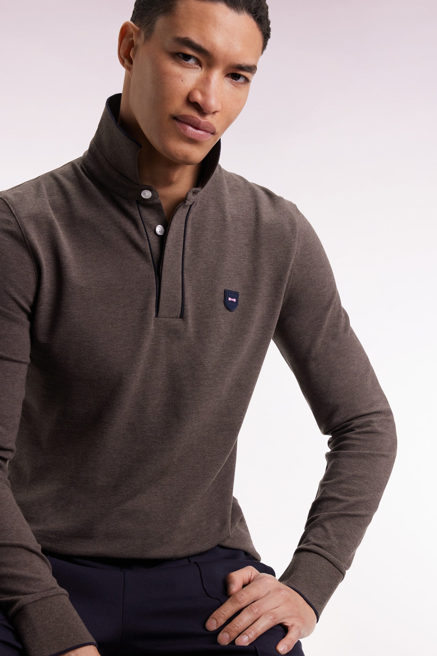 Polo à manches longues en coton stretch marron passepoilé coupe slim