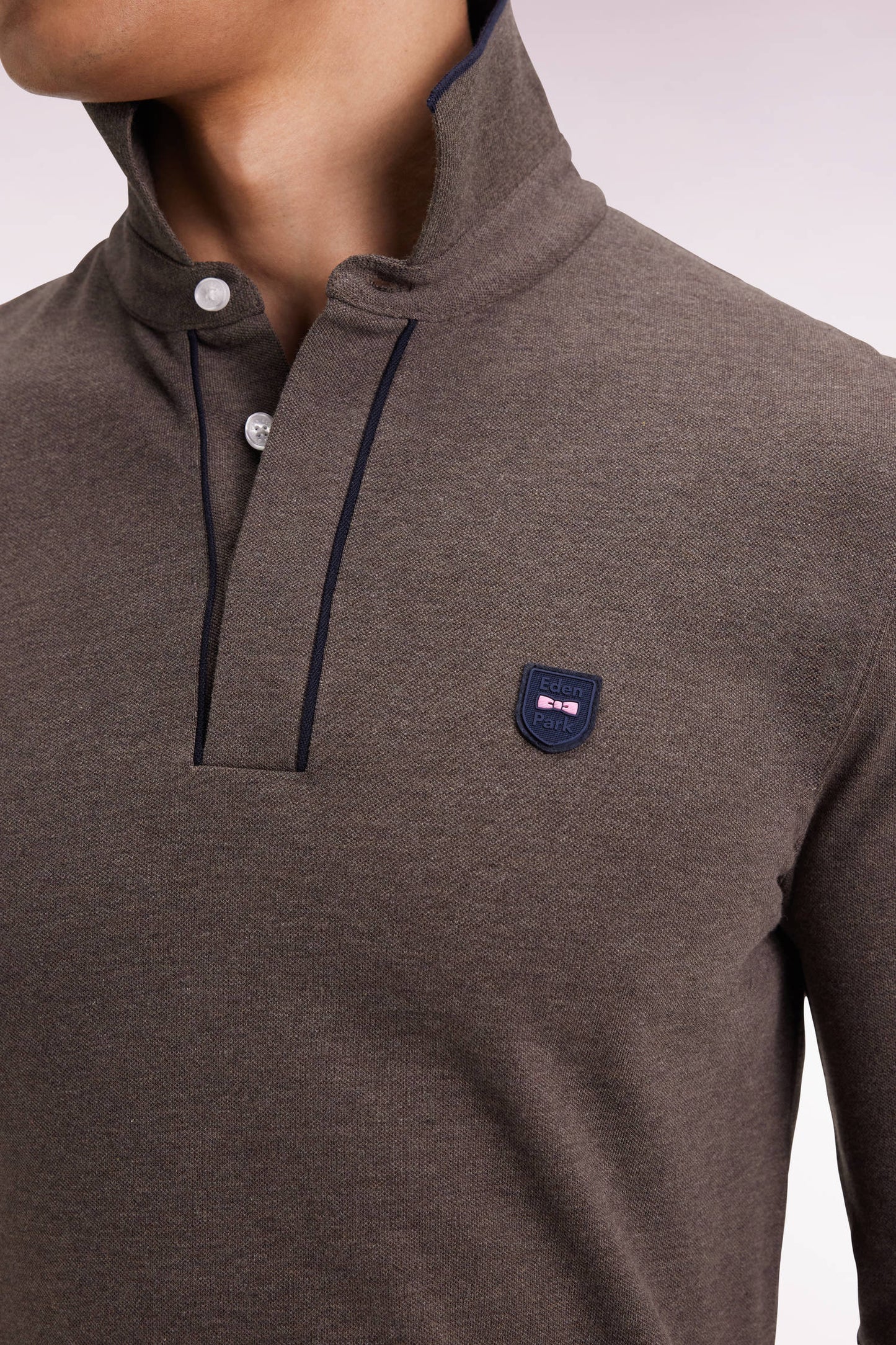 Polo à manches longues en coton stretch marron passepoilé coupe slim