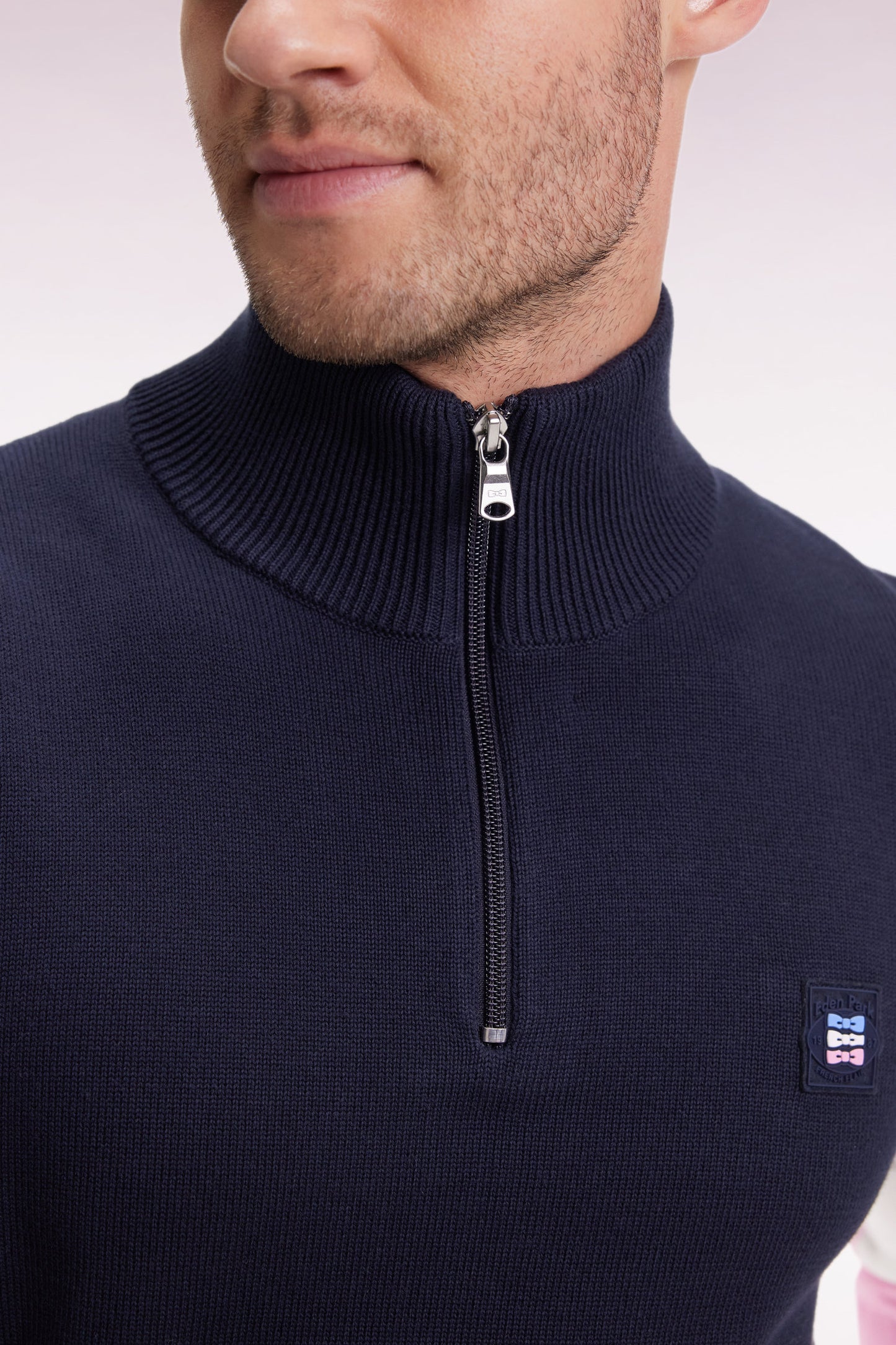 Truck-neck sweater in black cotton with contrasting grey sleeves