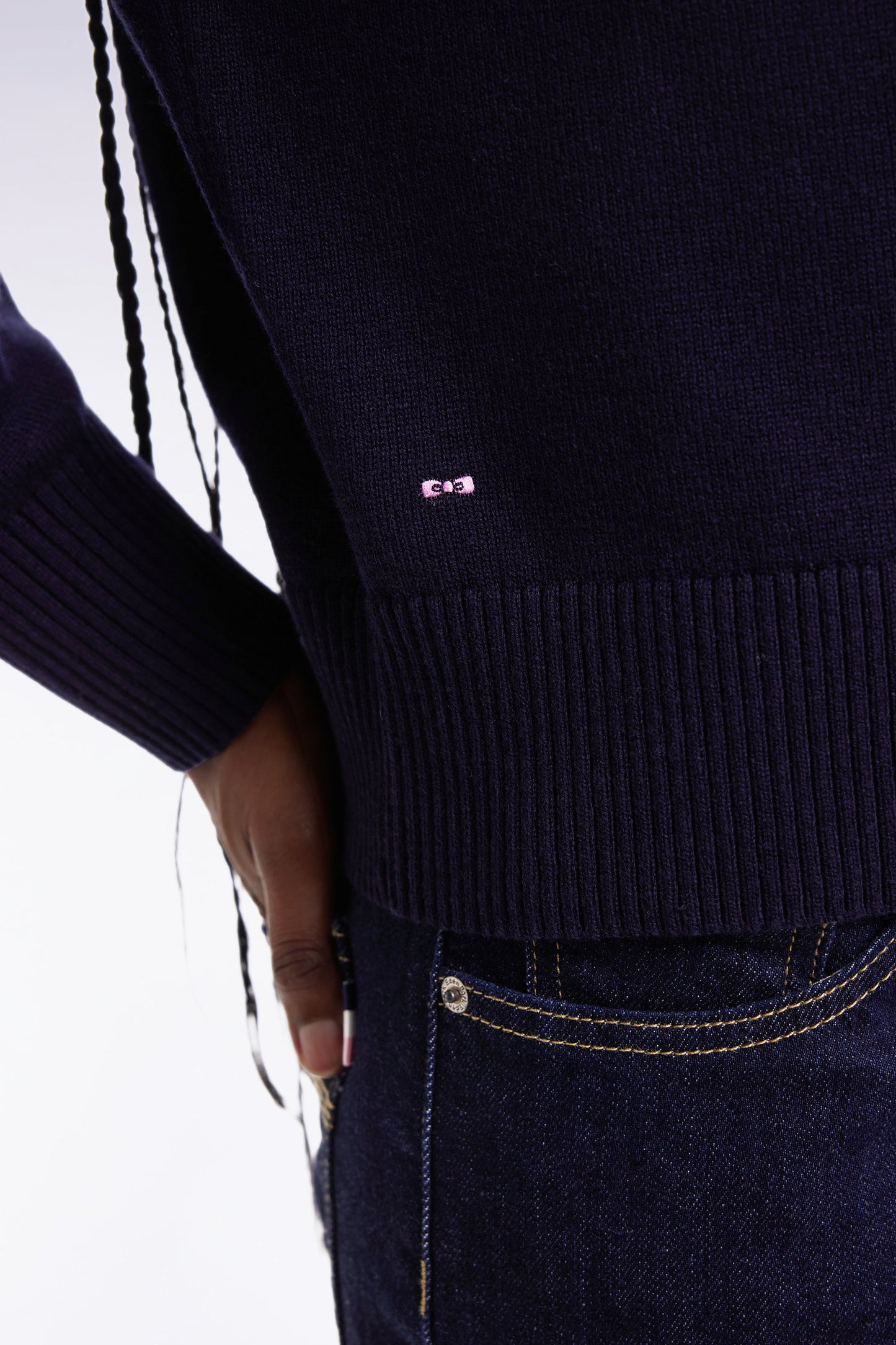 Relaxed fit V-neck sweater in wool and navy cotton