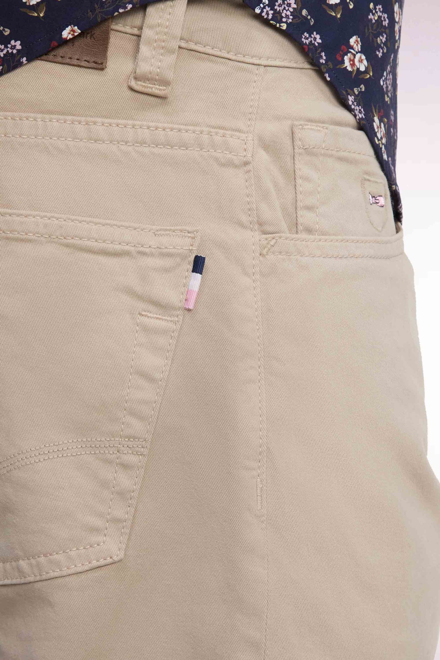 Pantalon 5 poches en toile de coton stretch beige coupe regular