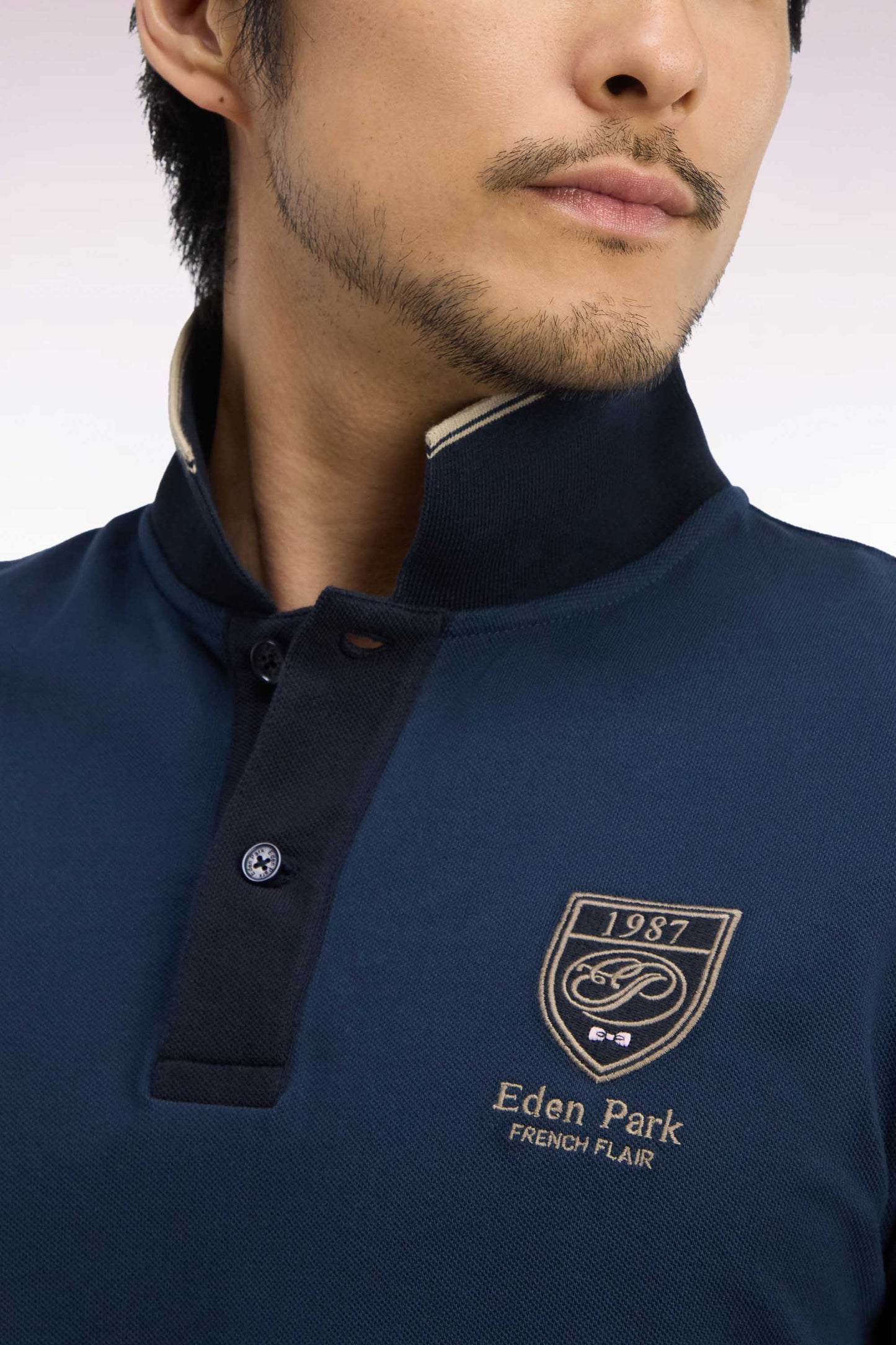 Polo manches courtes en piqué coton bleu gris à écusson coupe droite