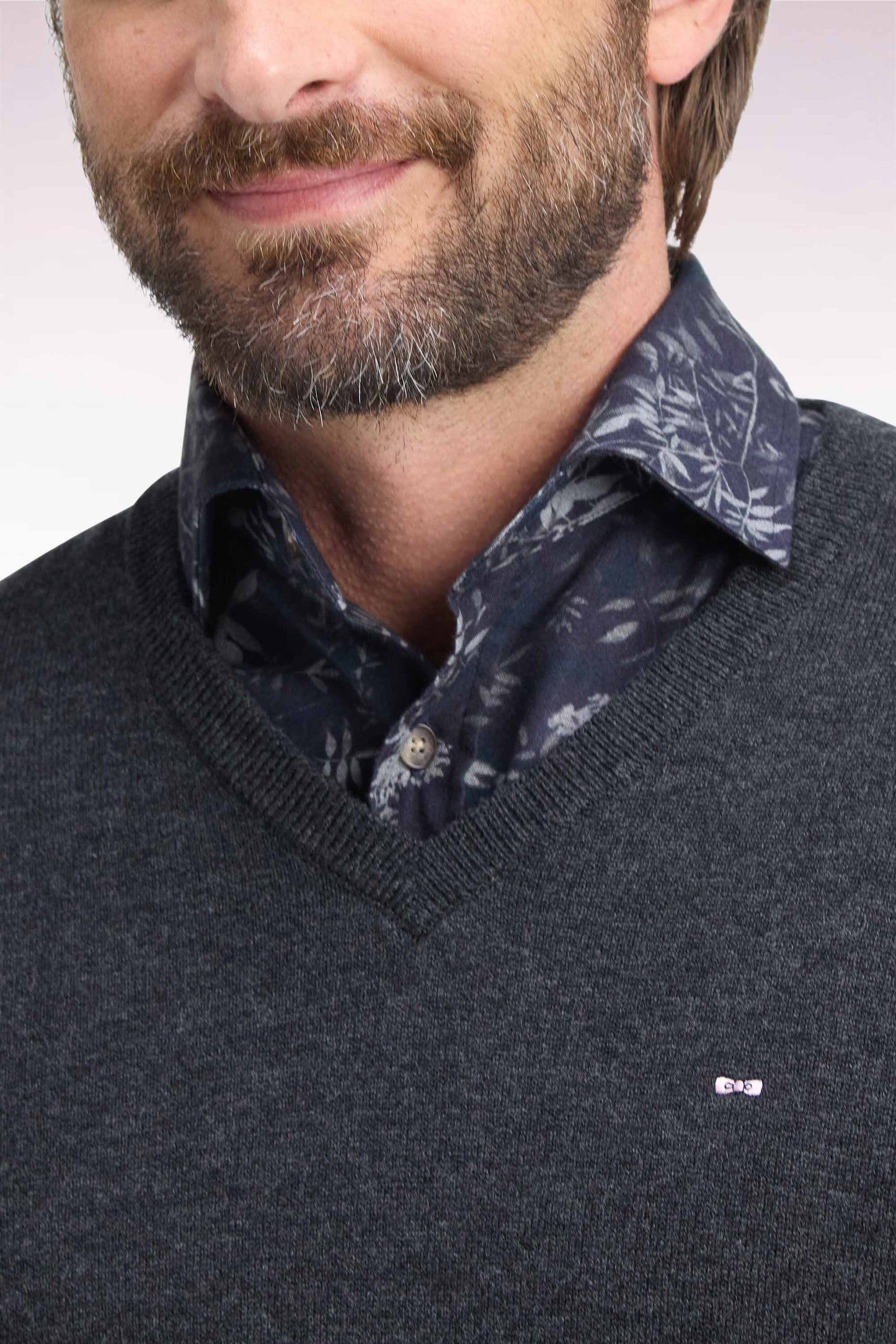 Pull col V en laine et coton gris foncé coupe droite