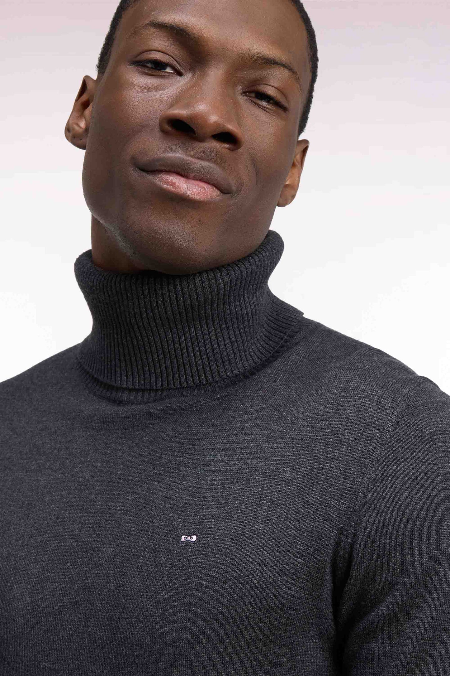 Pull à col roulé en coton et viscose gris foncé coupe droite