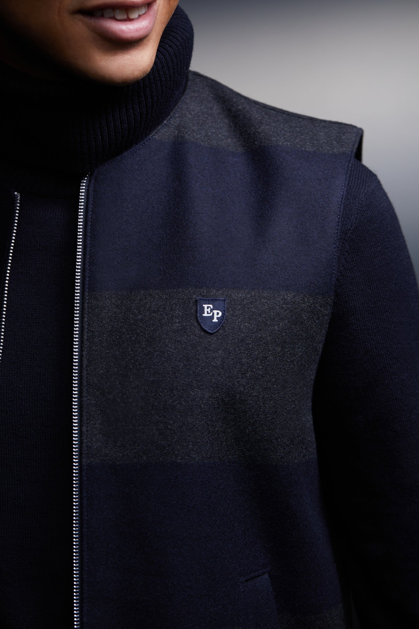 Gilet sans manches à rayures marine et grises upcyclé Pap'Atelier