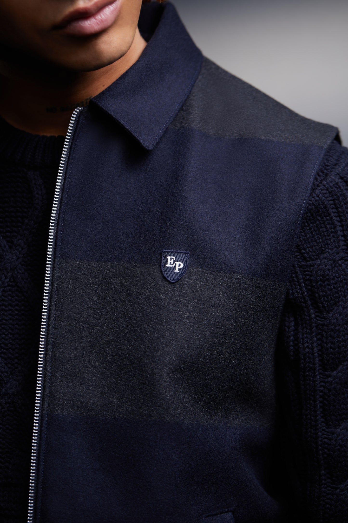 Gilet sans manches à rayures marine et grises et col marine upcyclé Pap'Atelier