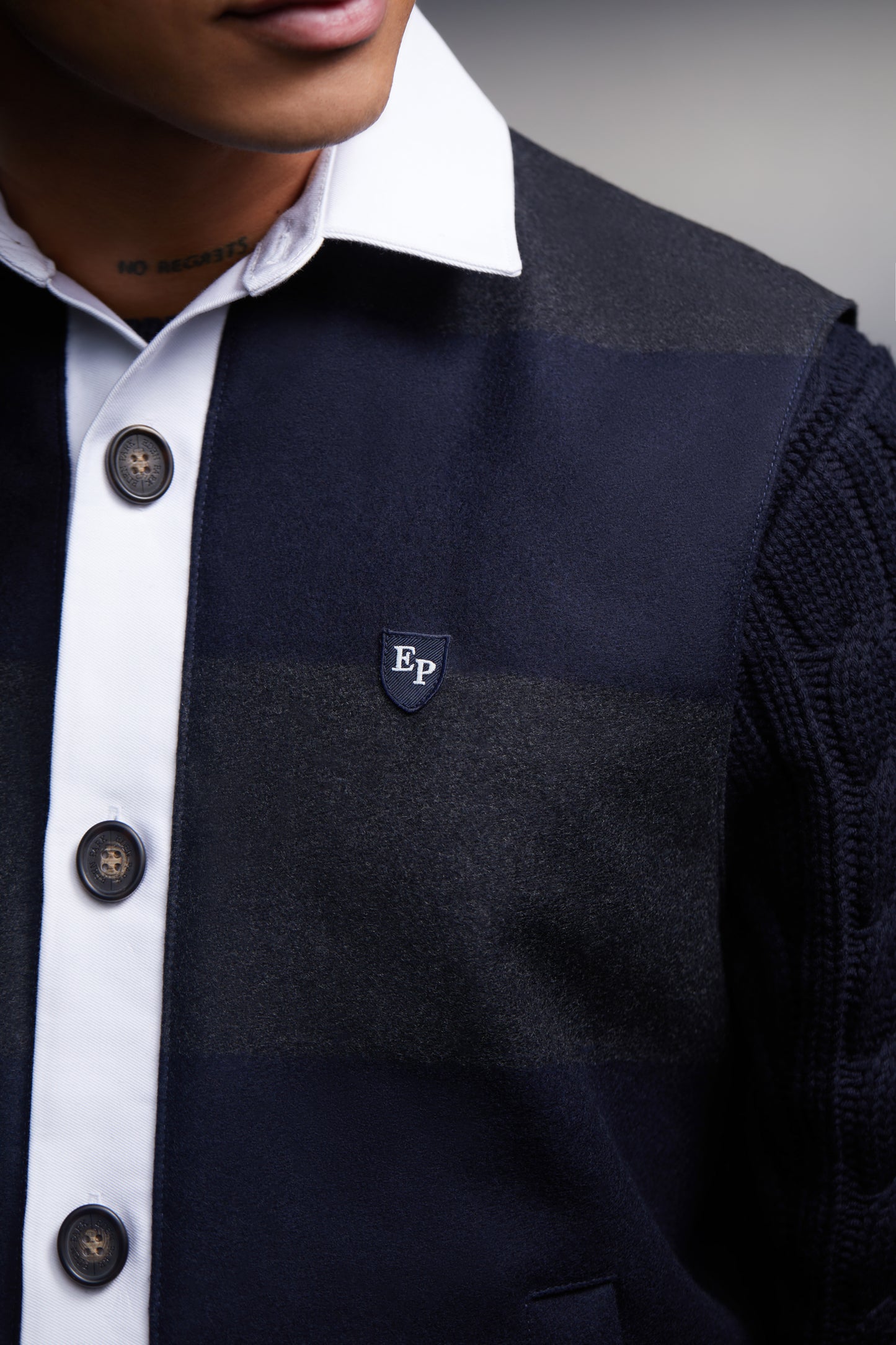 Gilet sans manches à rayures marine et grises et col maillot upcyclé Pap'Atelier