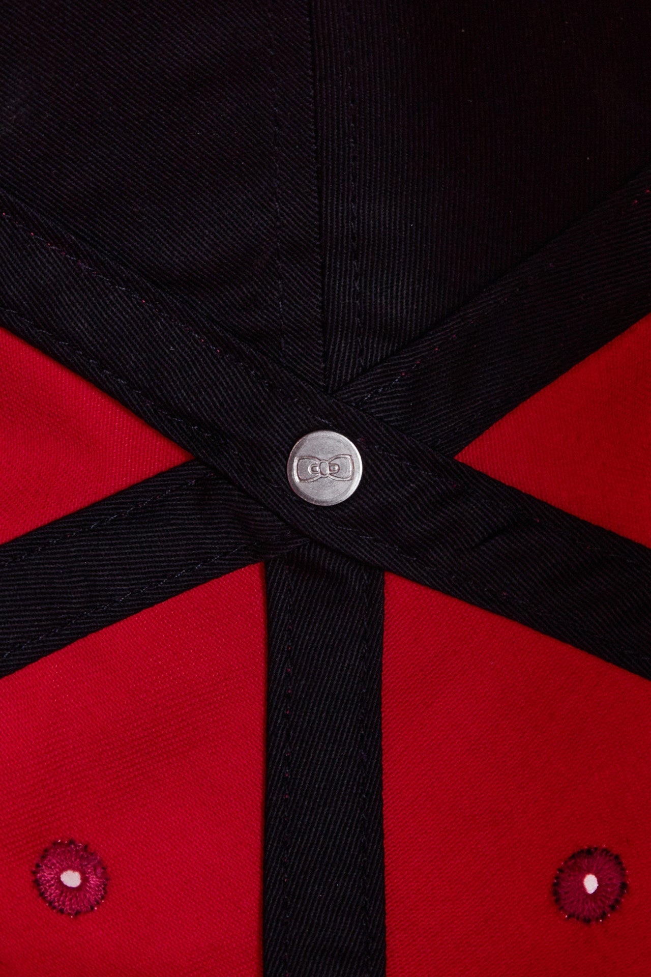 Casquette rouge en toile de coton broderie nœud papillon - Image 4