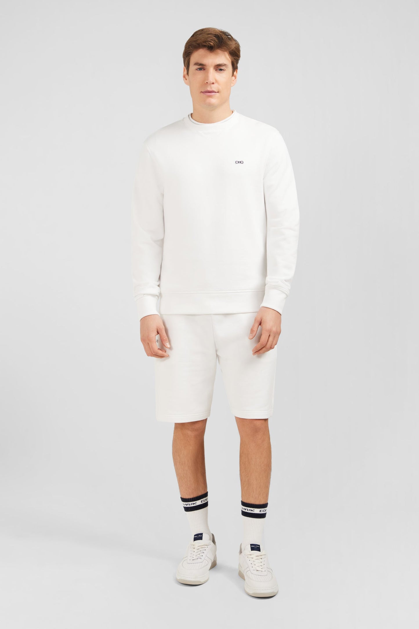 Sweatshirt à col rond en molleton blanc emblème nœud papillon - Image 1
