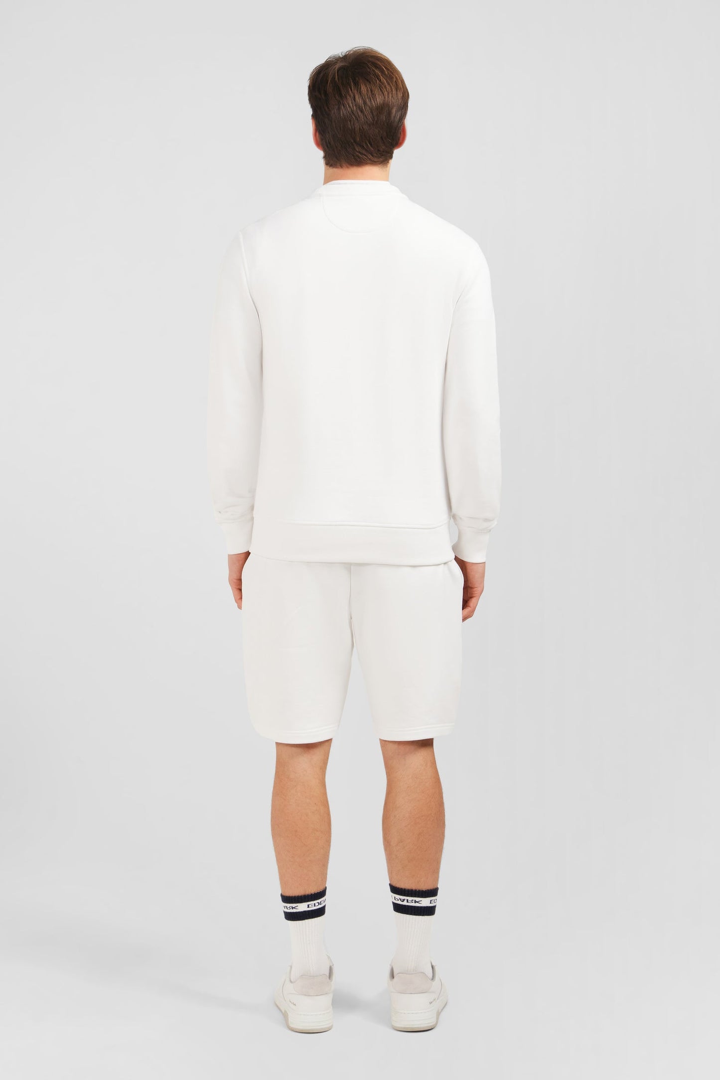 Sweatshirt à col rond en molleton blanc emblème nœud papillon - Image 7
