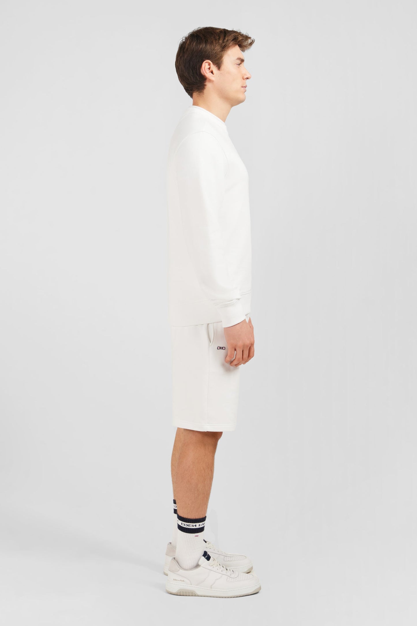 Sweatshirt à col rond en molleton blanc emblème nœud papillon - Image 6