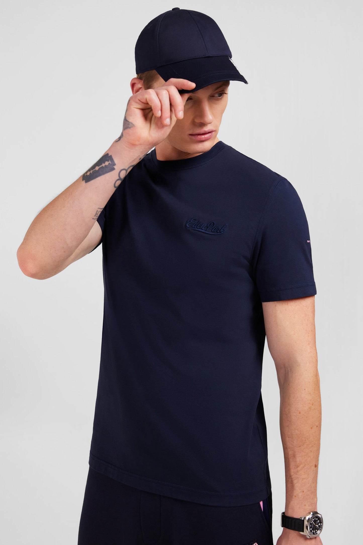 T-shirt bleu foncé à broderies - Image 2