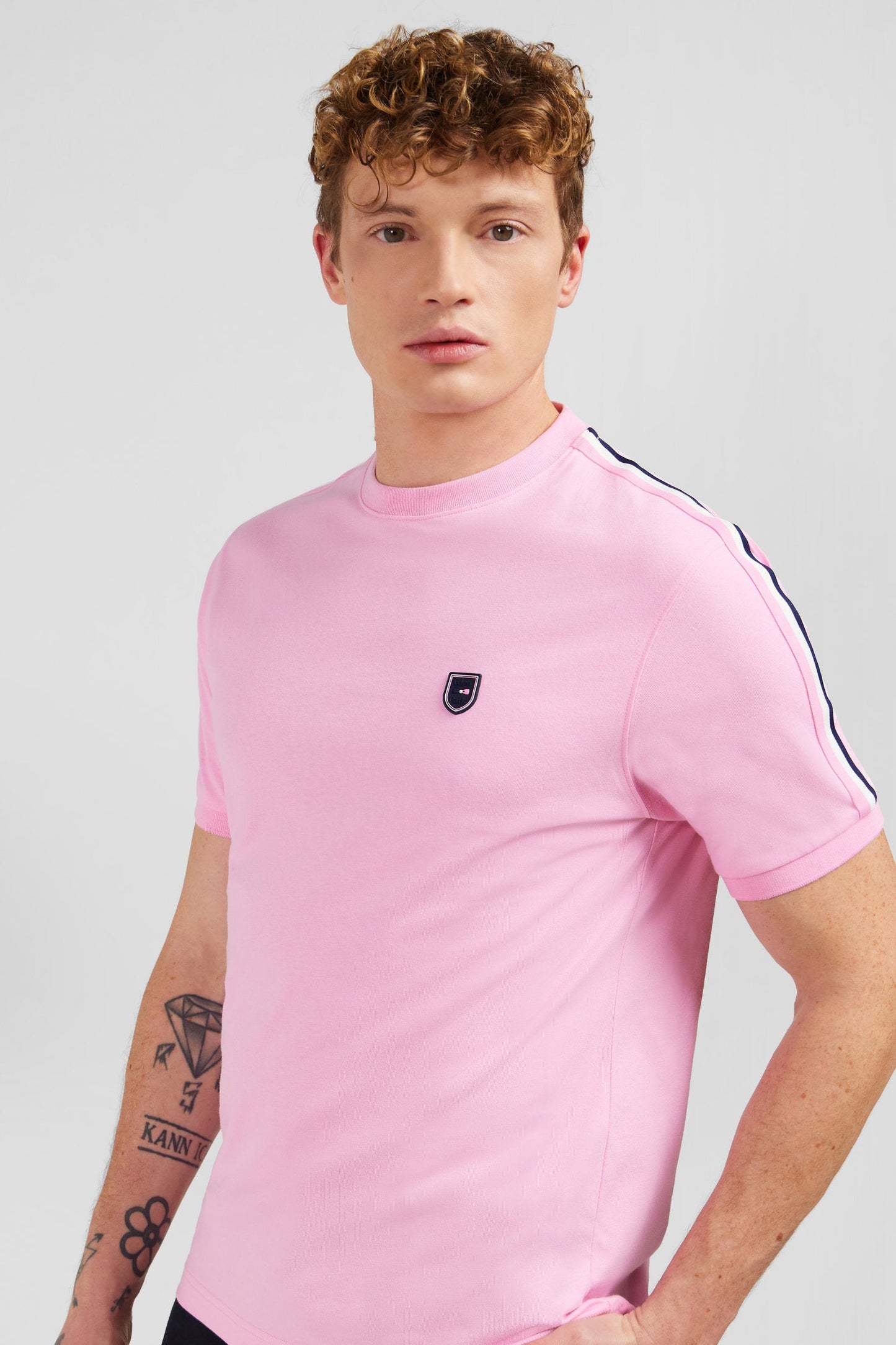 T-shirt manches courtes rose en coton galons épaules tricolores - Image 2