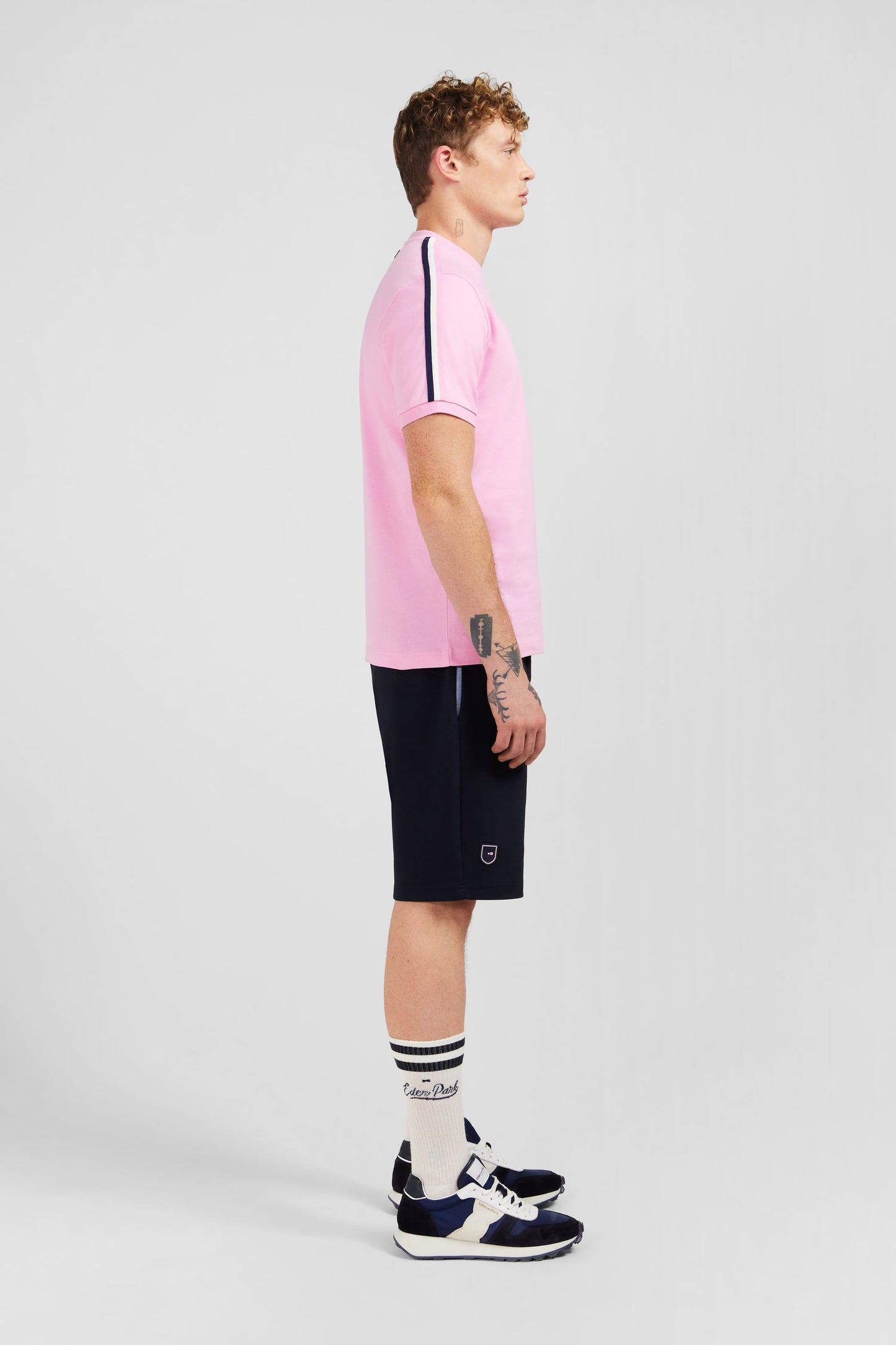 T-shirt manches courtes rose en coton galons épaules tricolores - Image 3