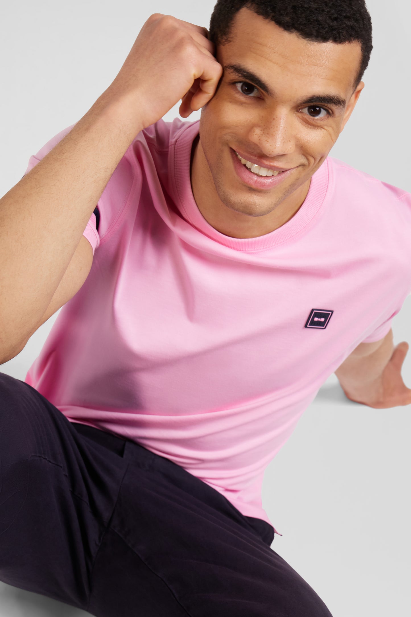 T-shirt manches courtes rose en coton badges emblème - Image 3