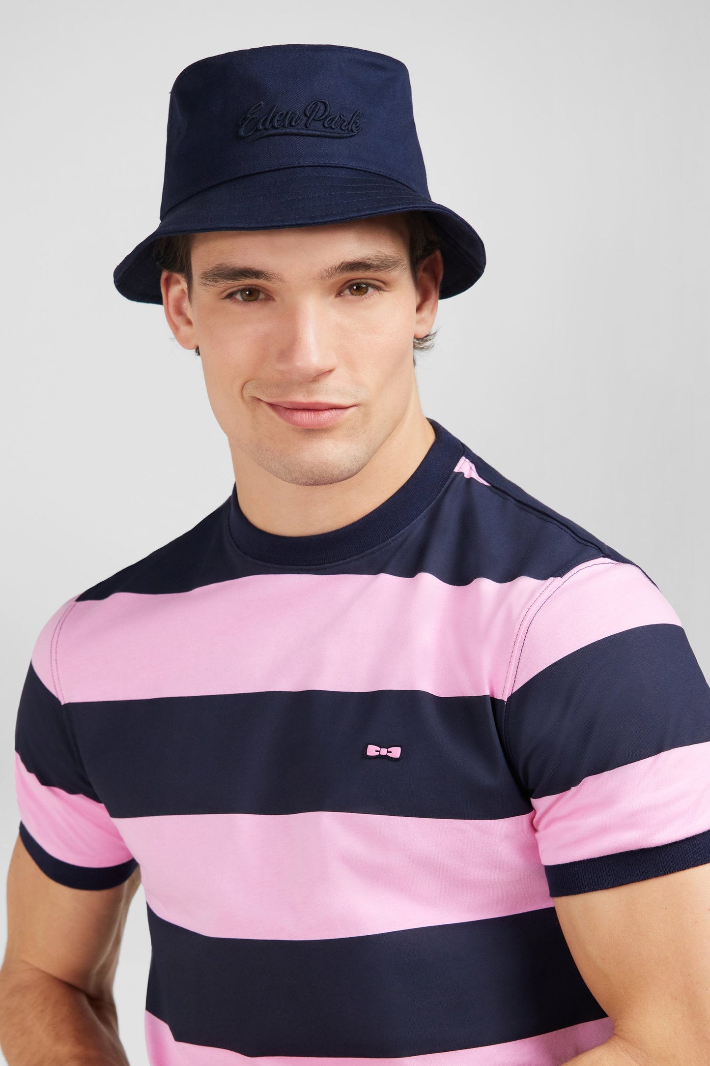 T-shirt manches courtes cerclé marine et rose en coton - Image 3