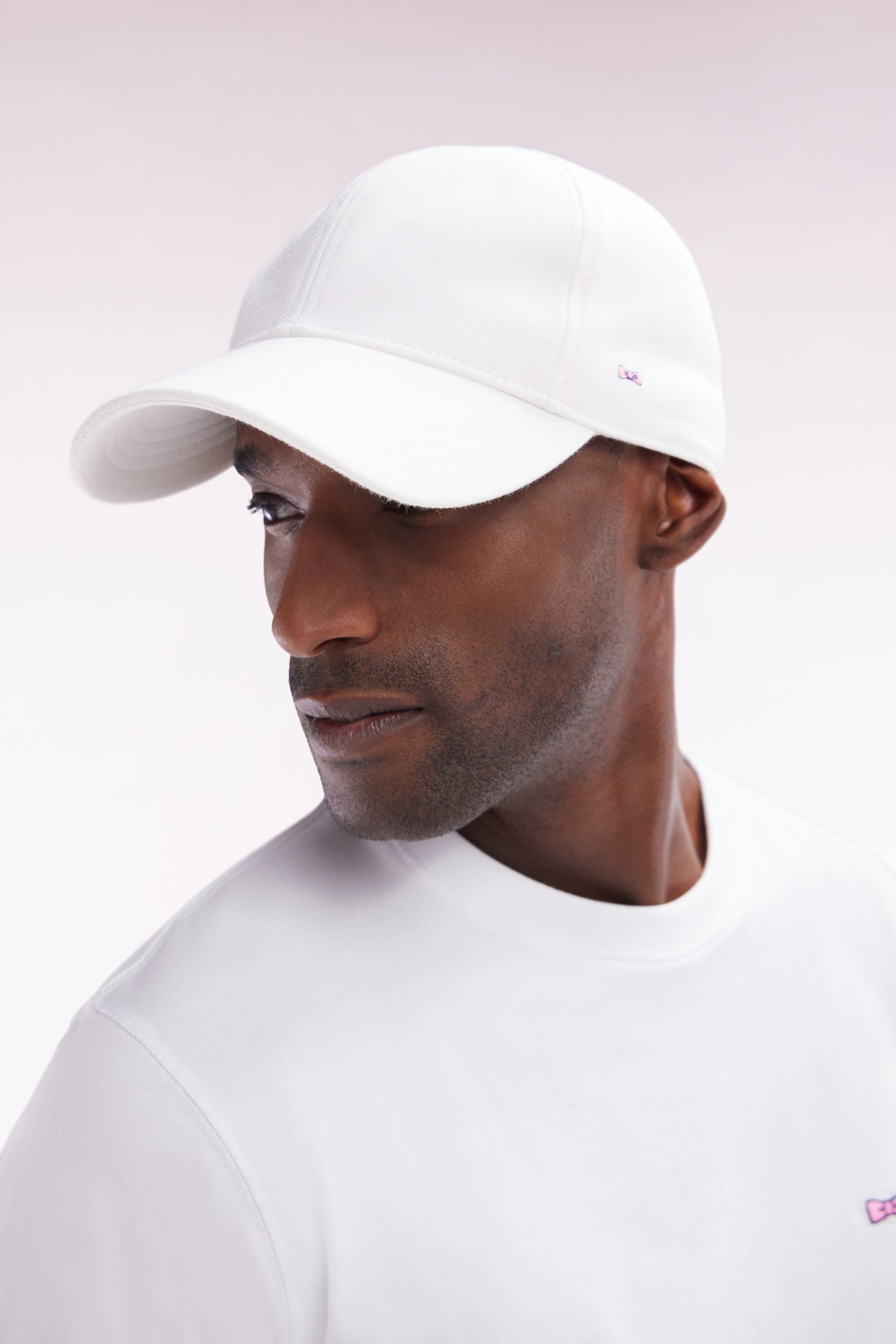 Casquette unie en piqué coton blanc broderie nœud papillon