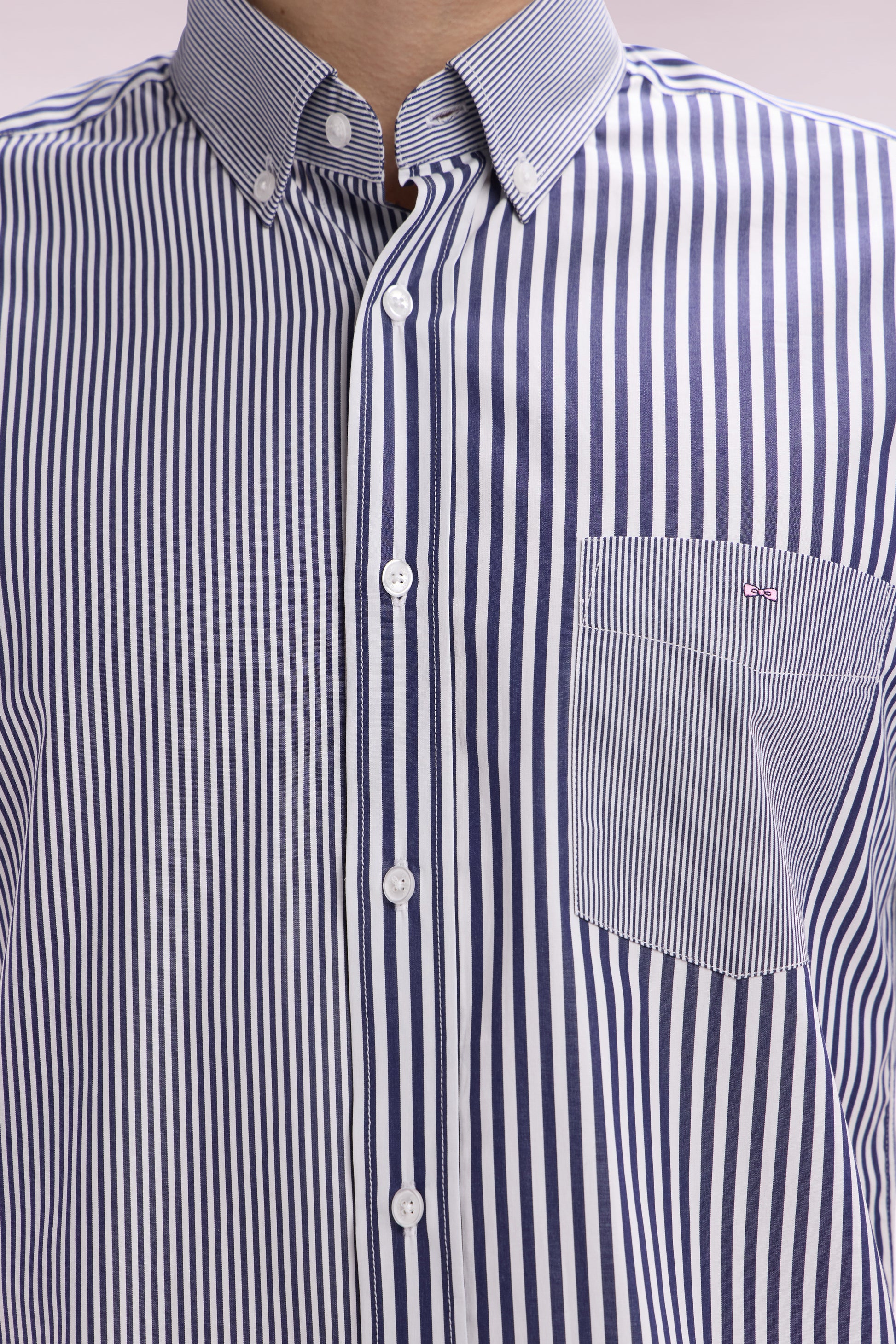 Chemise à manches courtes en popeline de coton rayée bleu foncé coupe droite