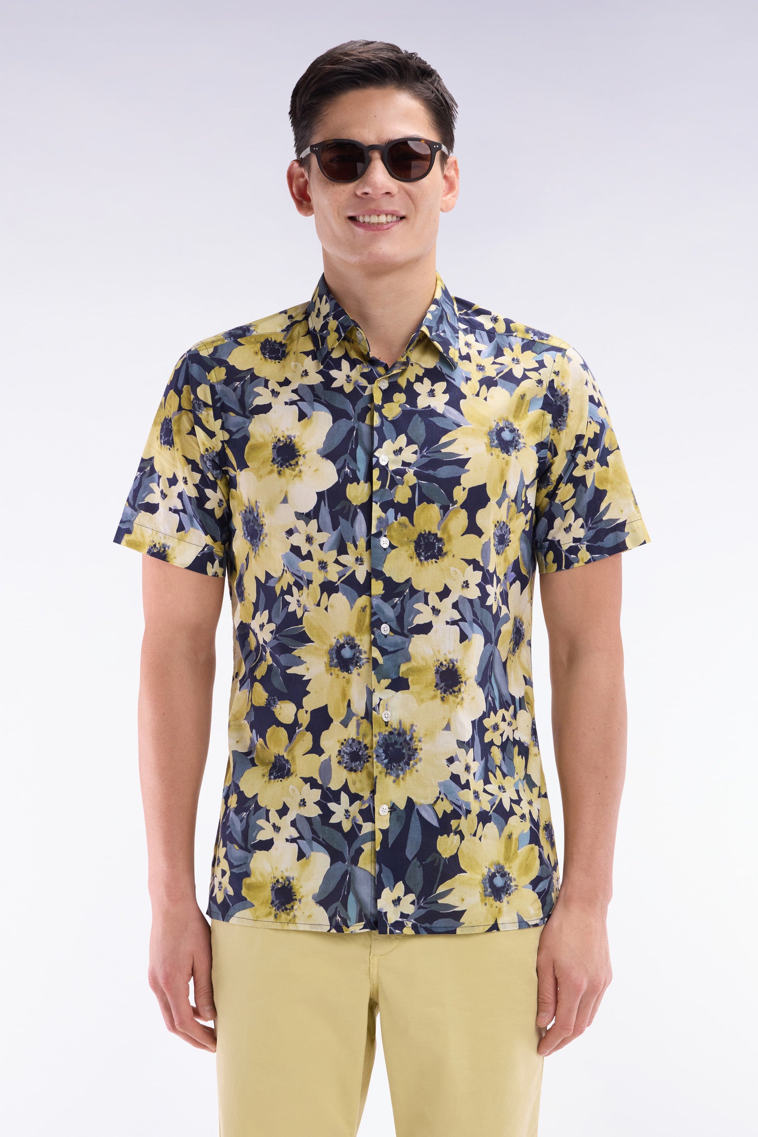 Chemise à manches courtes en popeline de coton marine motif floral jaune coupe droite