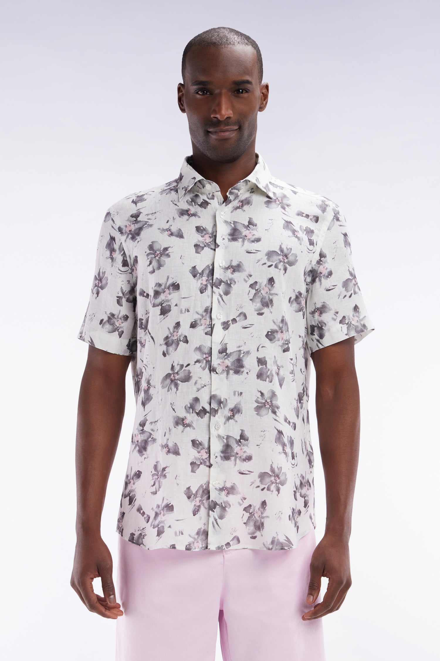 Chemise à manches courtes en lin écru à imprimé floral gris coupe ajustée