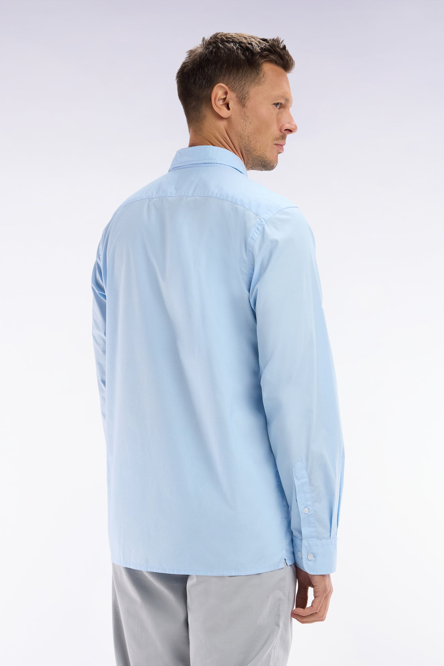 Straight-fit unisex shirt in sky blue stretch cotton and lyocell