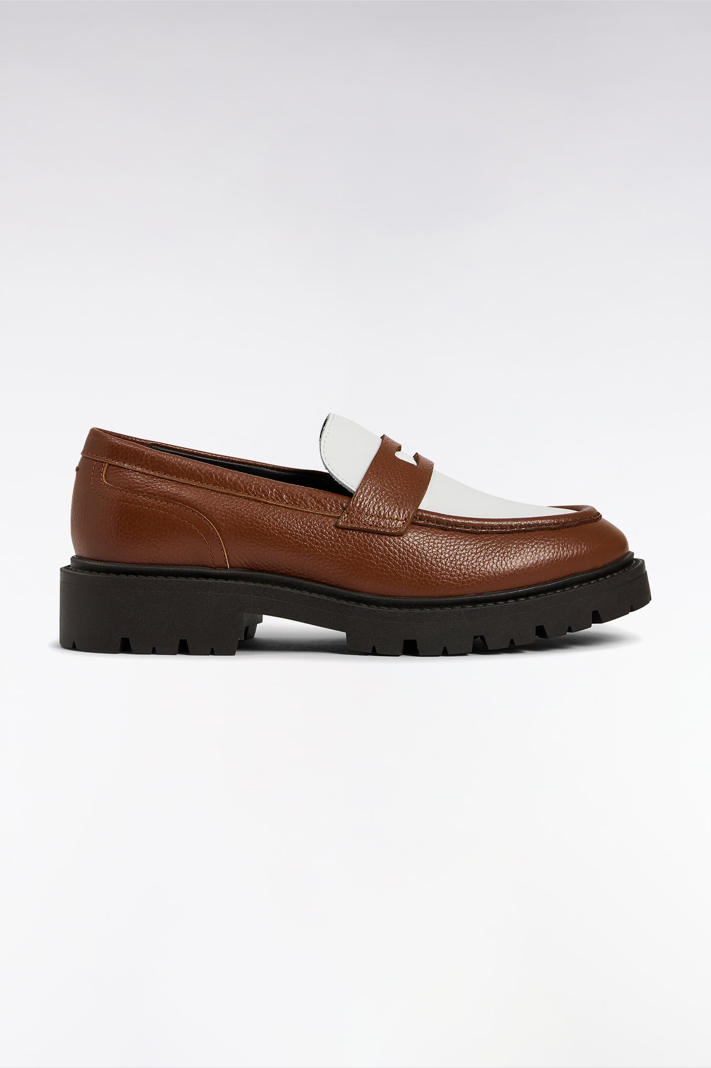 Mocassins bicolores en cuir marron et blancs