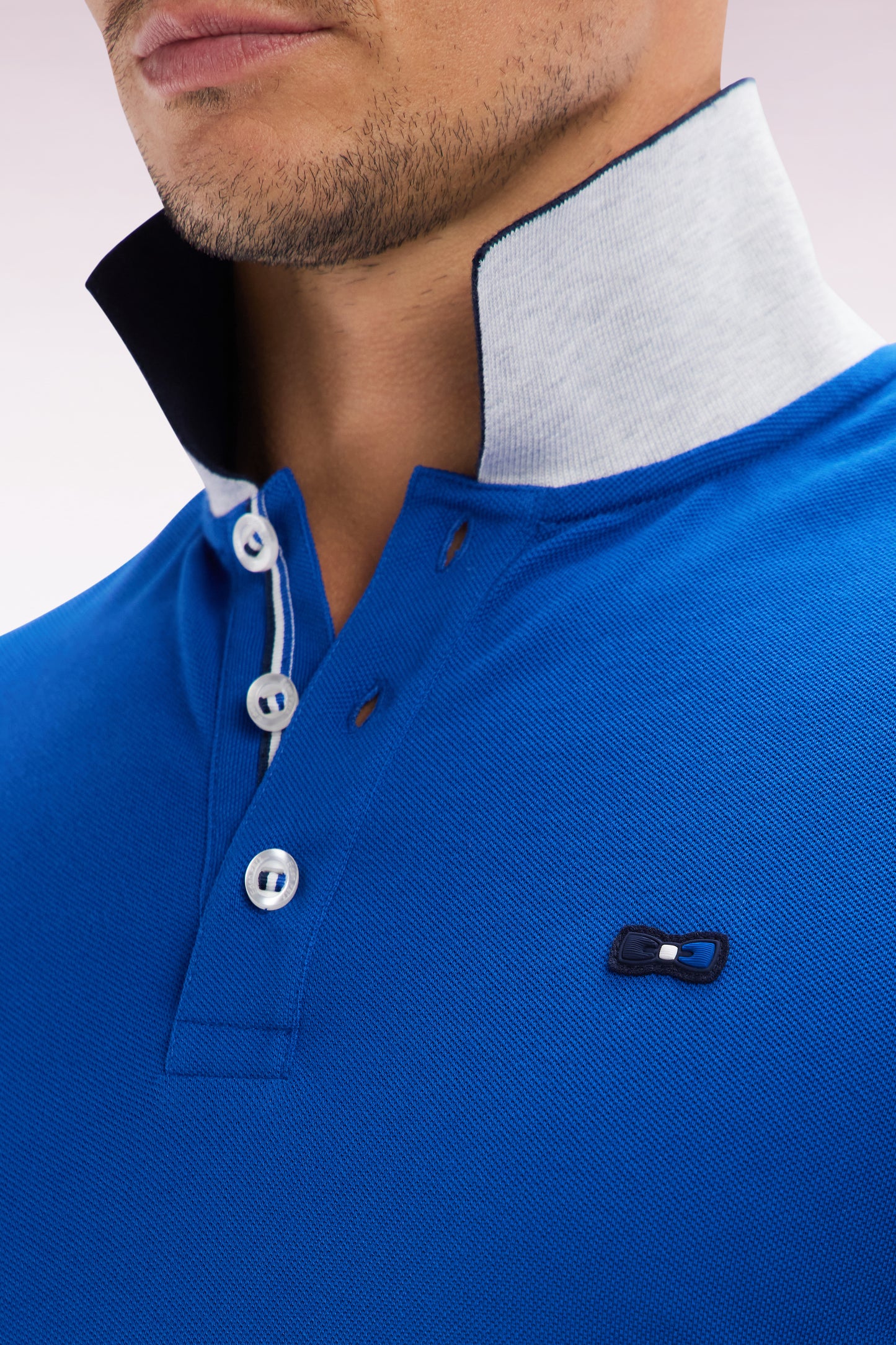 Straight-fit short-sleeved polo shirt in blue cotton with contrasting collar